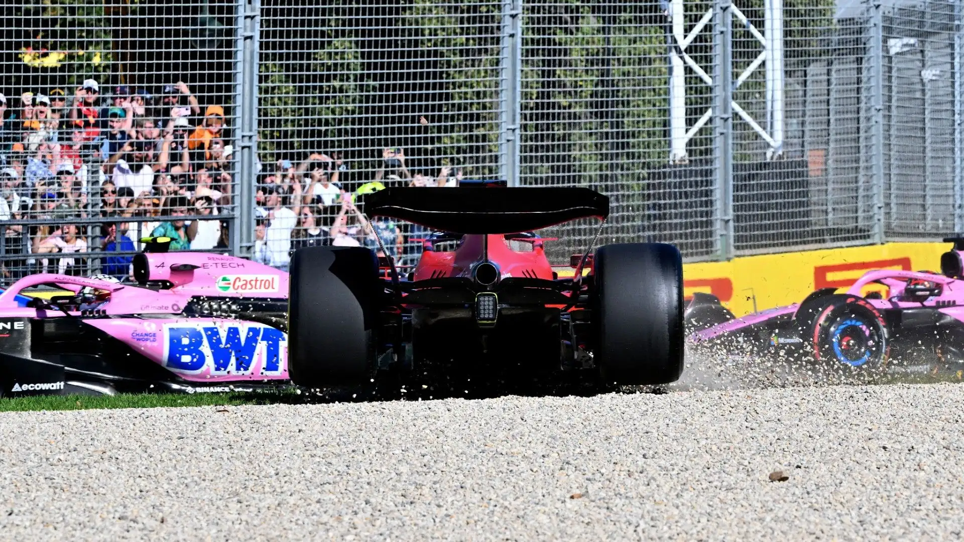 Dopo essere uscito dalla pista, il pilota della Ferrari è stato costretto a ritirarsi dalla gara