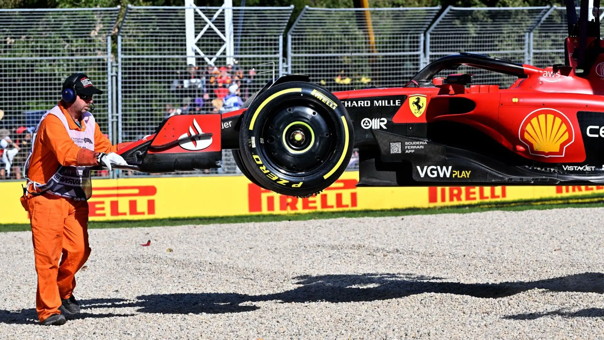 L'auto di Charles Leclerc è poi stata portata via con l'aiuto del personale addetto