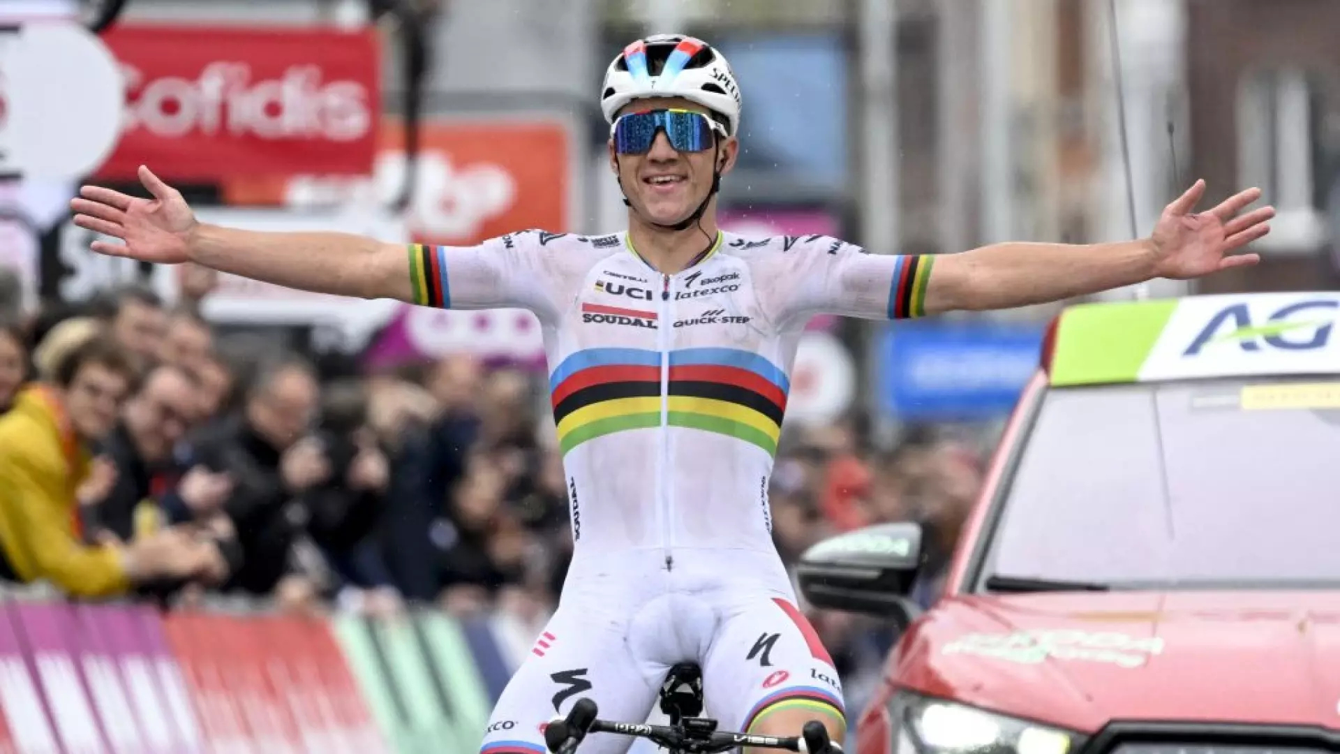 Tadej Pogacar ko, Remco Evenepoel solo