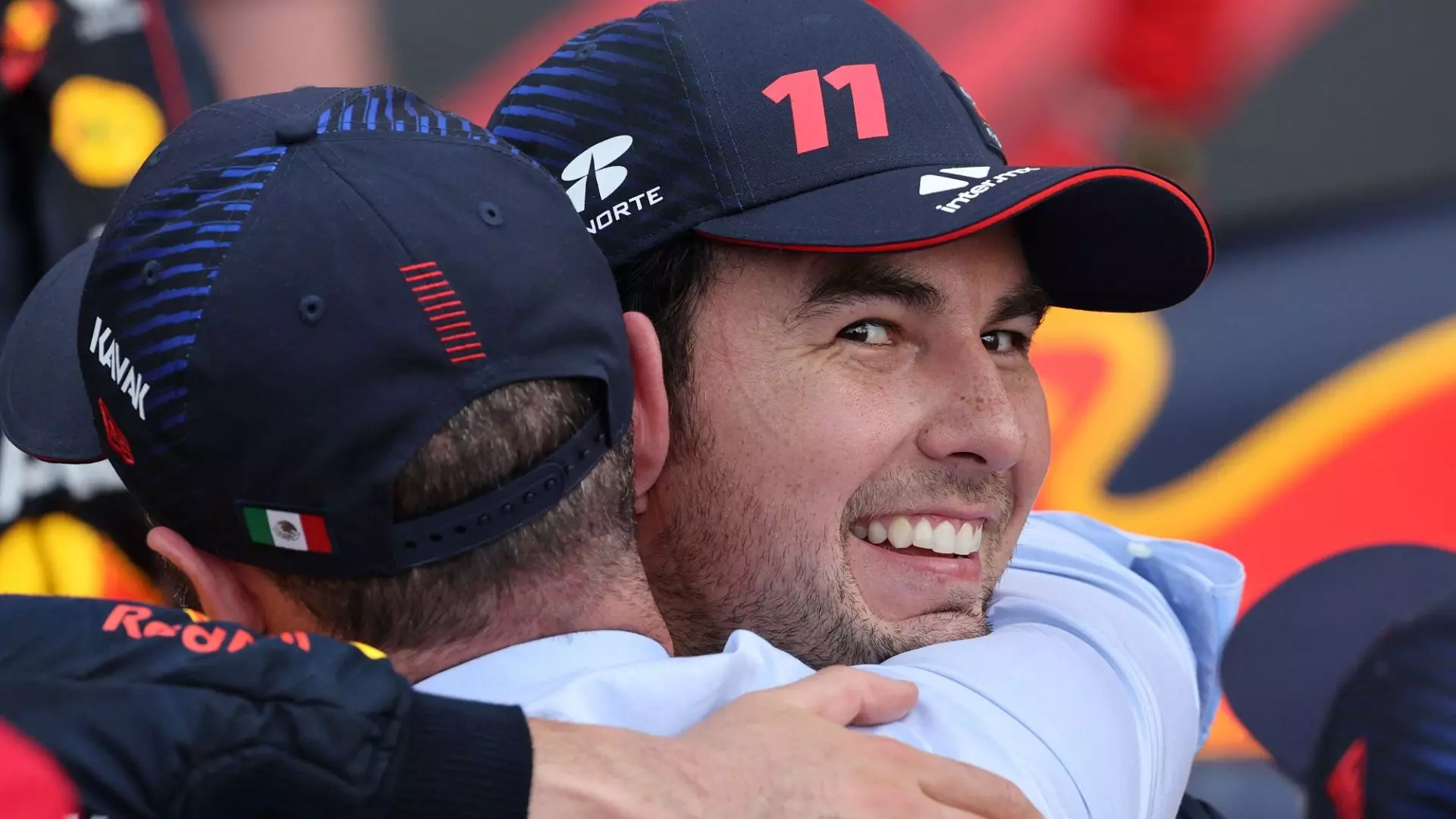 Sergio Perez se la ride davanti a Max Verstappen