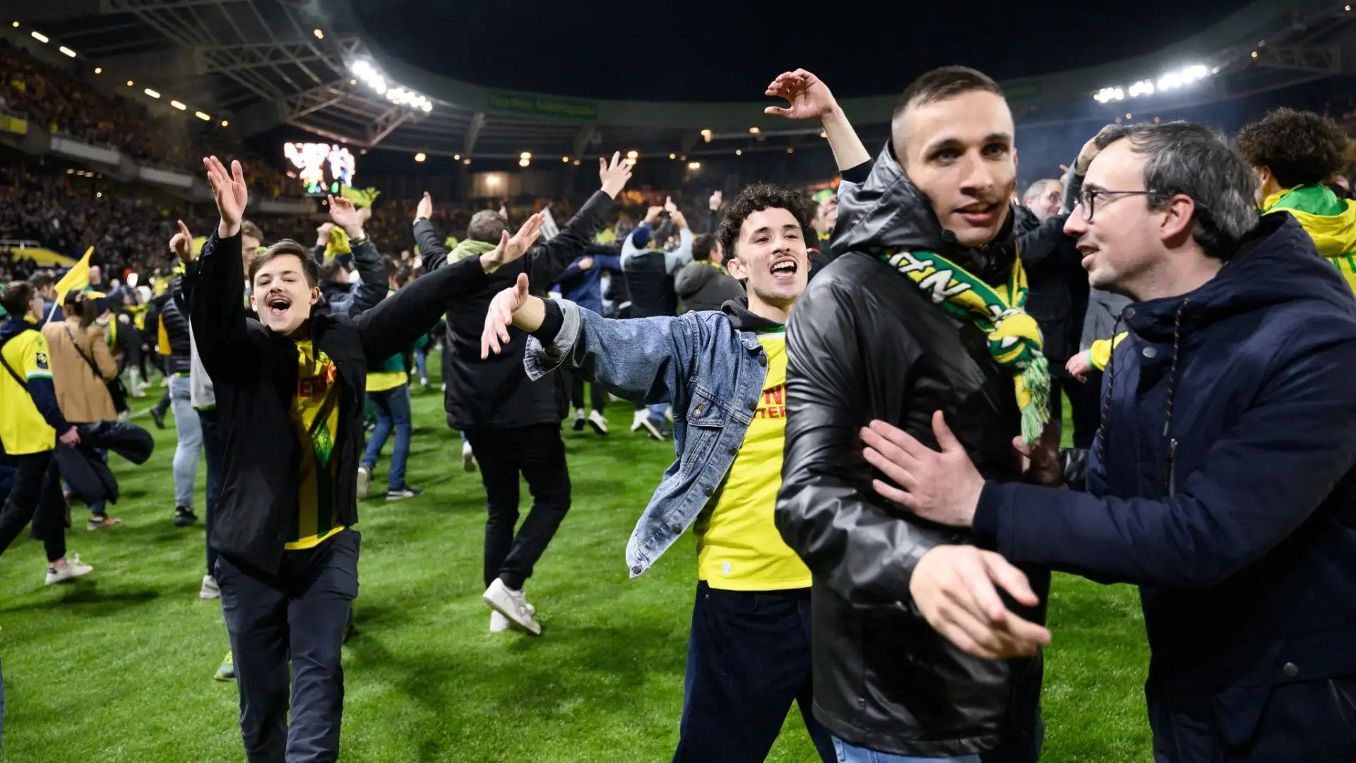 Finita la partita, i tifosi del Nantes hanno festeggiato entrando in campo
