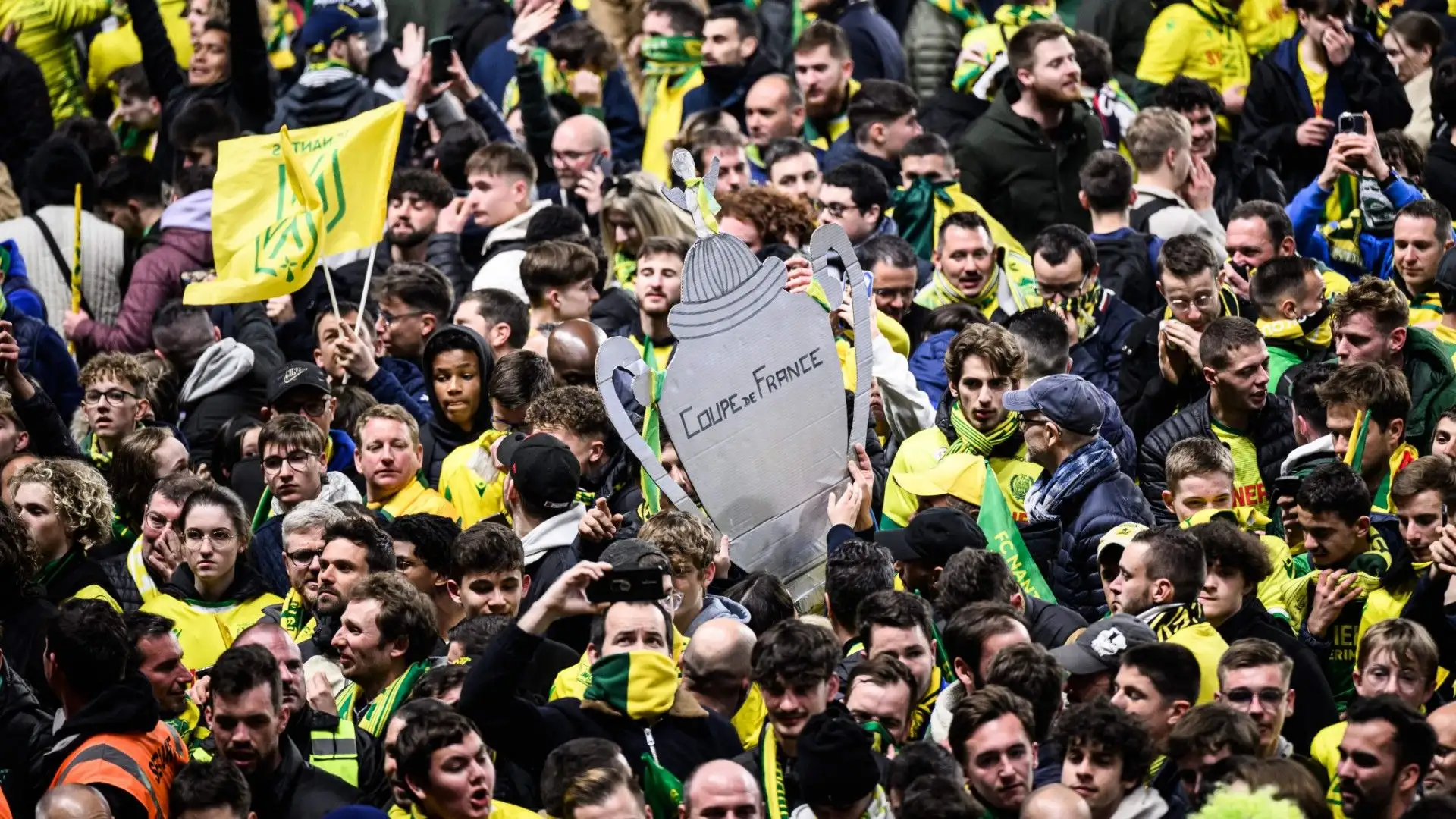 La gioia era troppa per rimanere seduti sugli spalti: i tifosi in campo hanno cantato e ballato per festeggiare