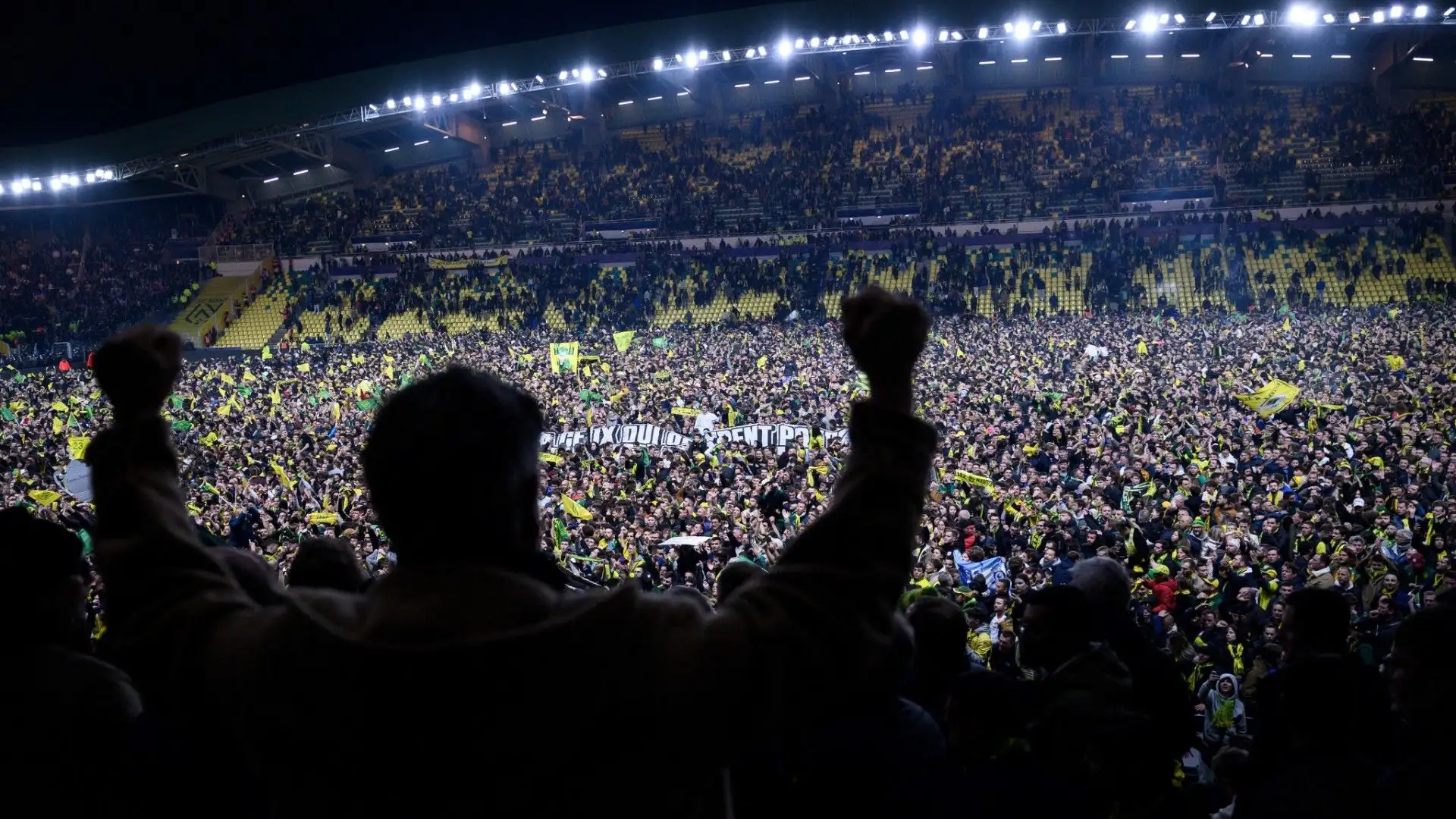 Da questa immagine si vede benissimo la folla in campo