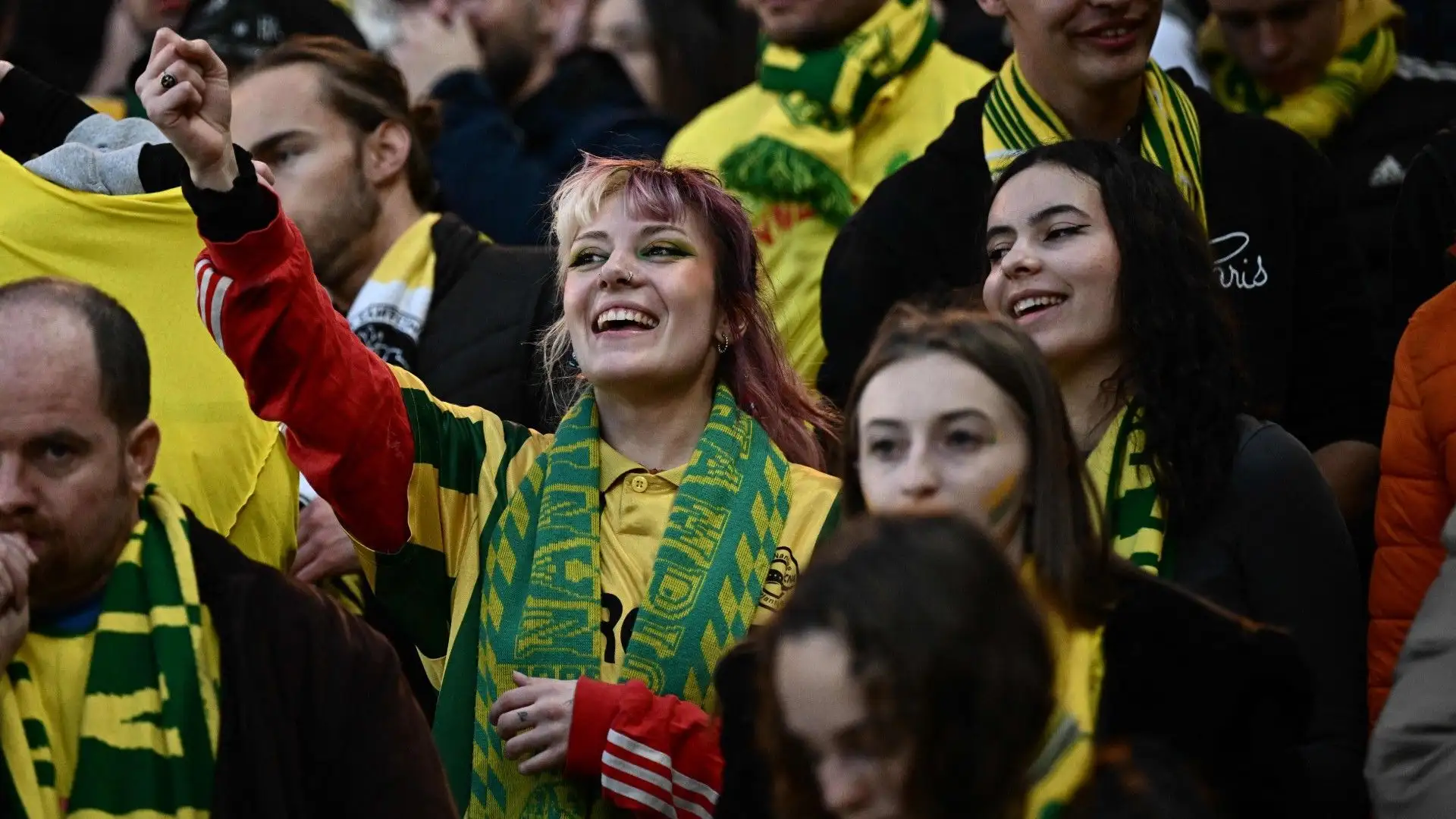 Due tifose gialloverdi