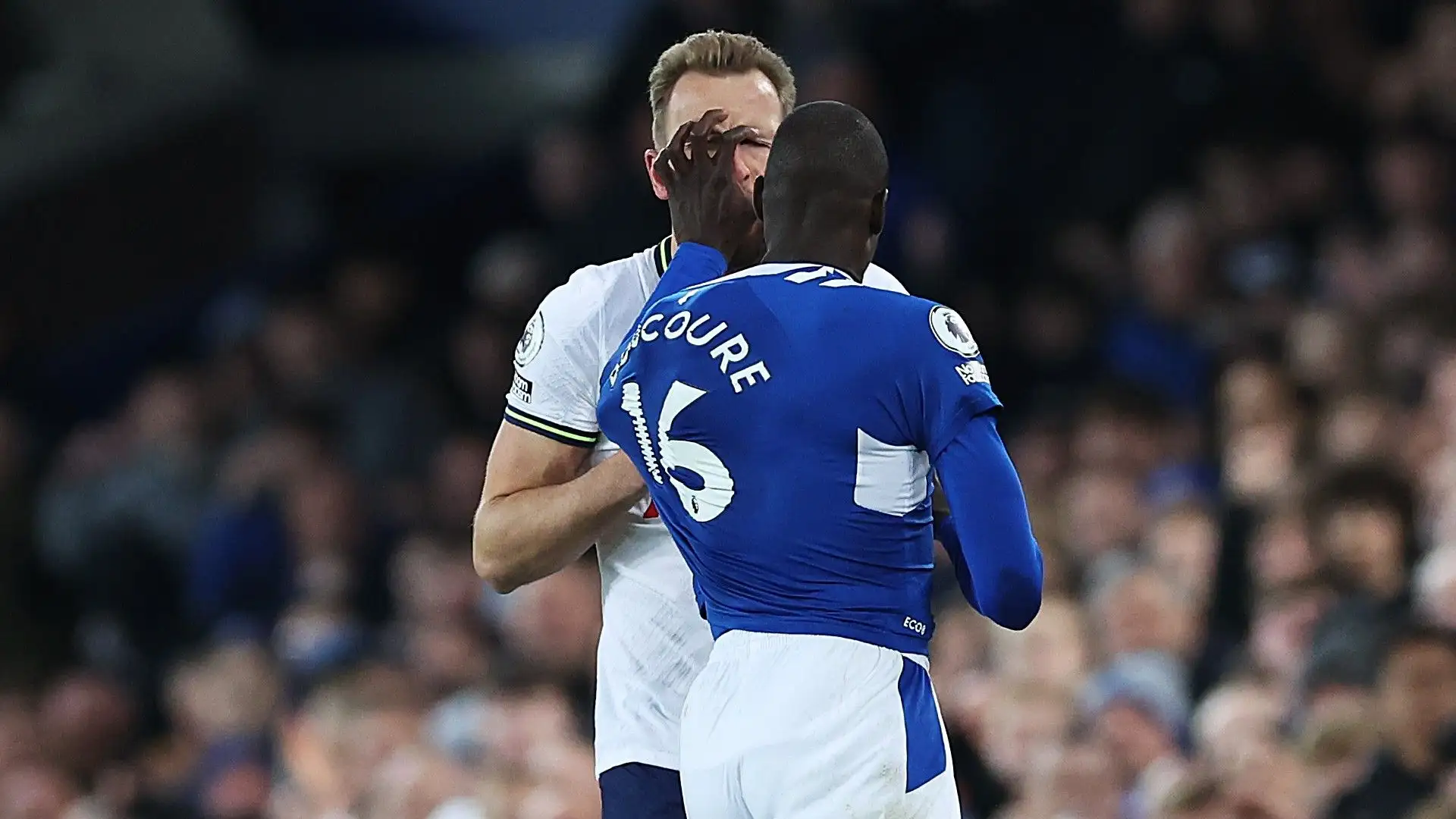 Abdoulaye Doucouré è stato espulso per questo bruttissimo fallo ai danni di Harry Kane
