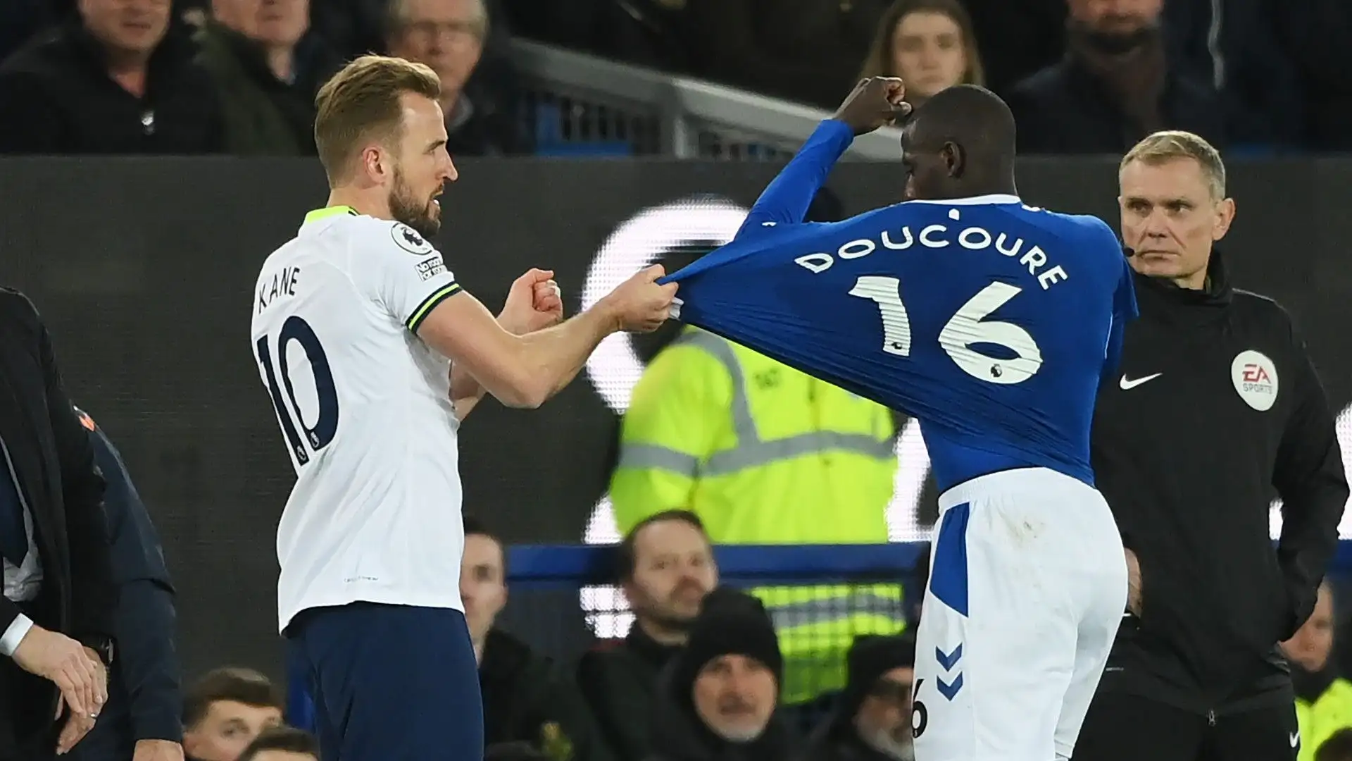 Harry Kane prima ha tirato la maglia dell'avversario, poi è stato colpito sul volto