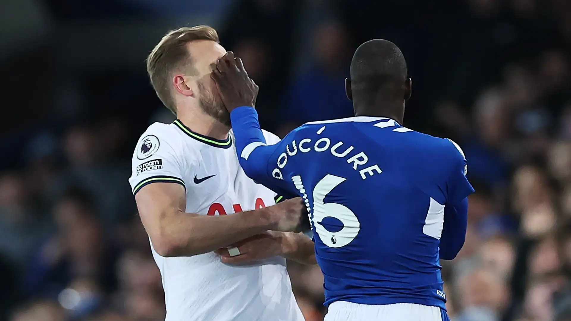 In questa foto si vede benissimo la manata ricevuta da Harry Kane