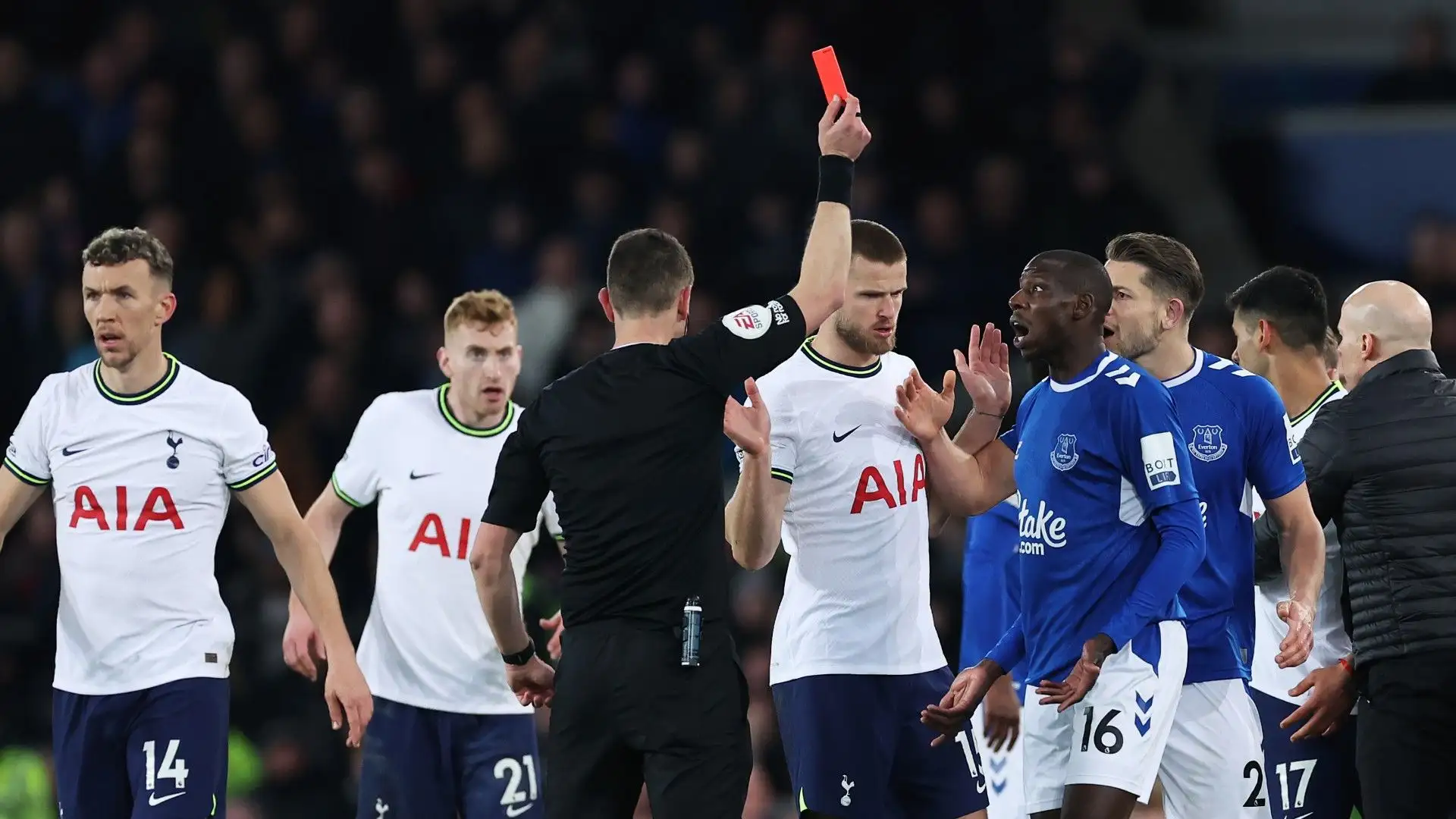 L'Everton ha dovuto giocare fino al minuto 88 in inferiorità numerica, poi è stato espulso anche Lucas Moura