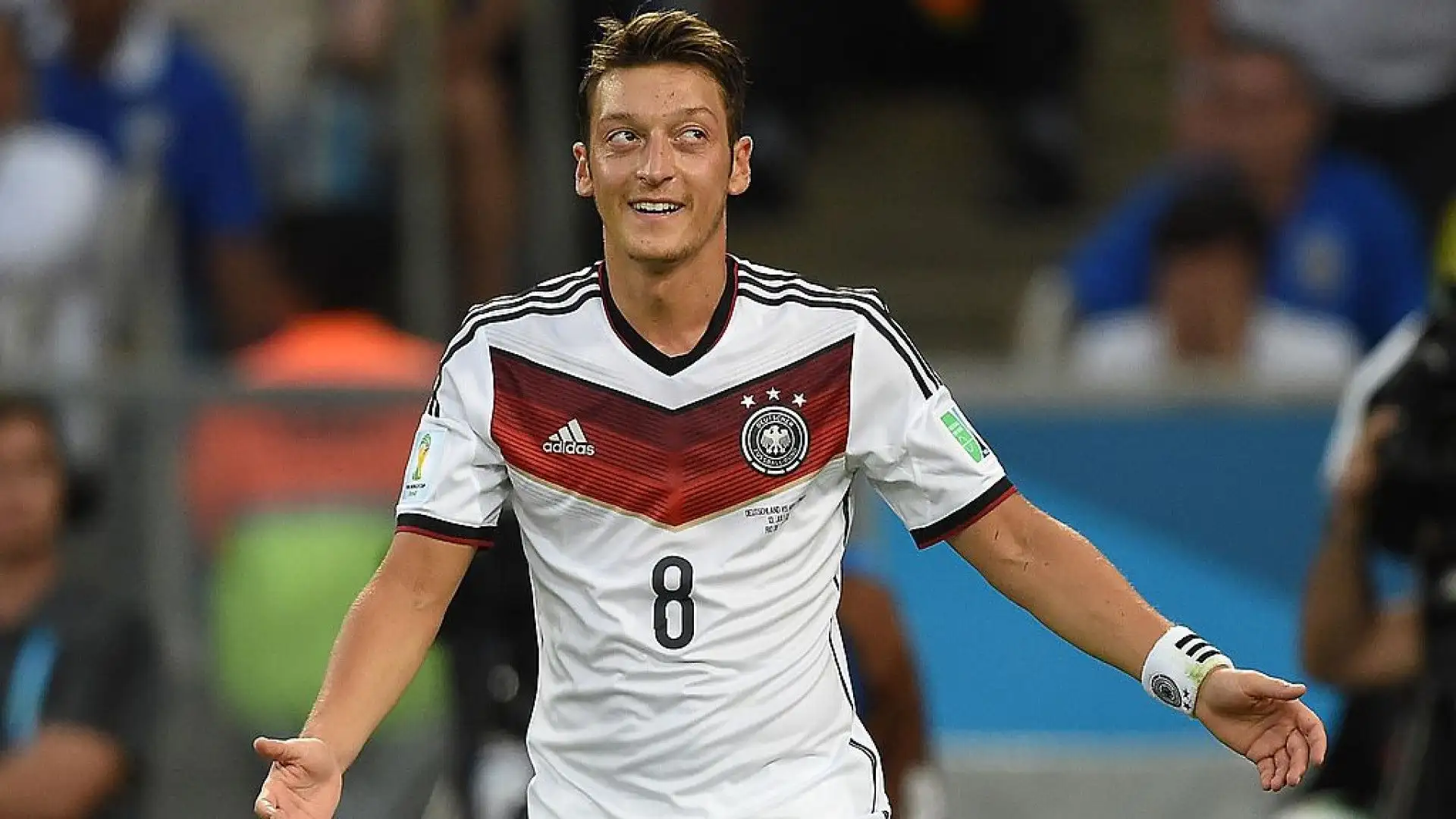Mesut Özil: Il 22 marzo 2023 ha annunicato il ritiro dal calcio a causa dei suoi persistenti problemi fisici.
Nella sua carriera ha ottenuto grandi successi con le maglie di Arsenal e Real Madrid.
