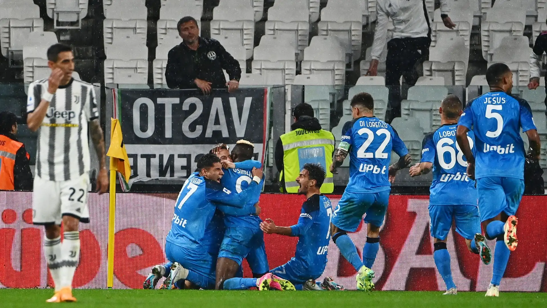 I giocatori del Napoli festeggiano mentre Angel Di Maria torna deluso a centrocampo