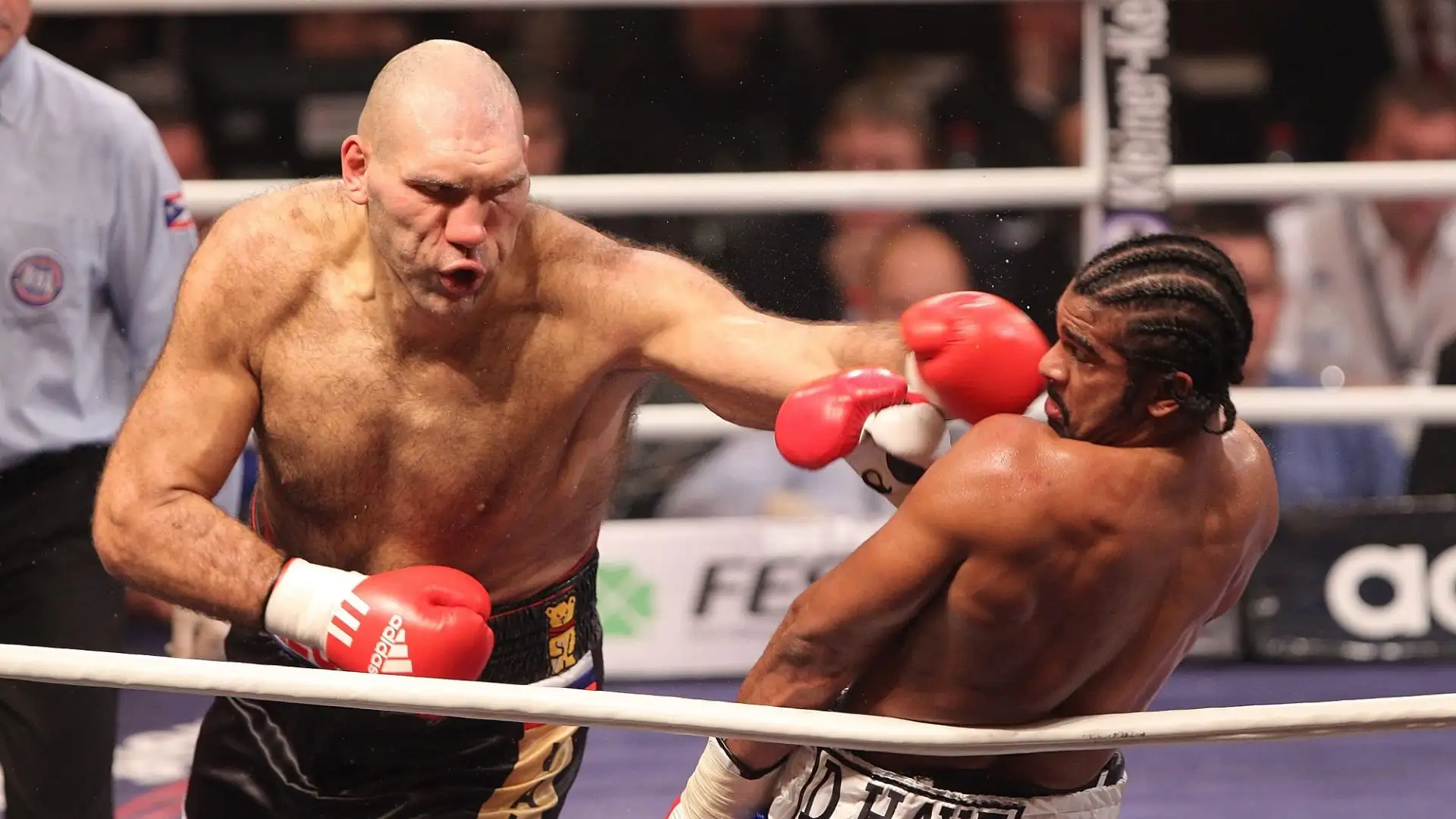Nikolai Valuev (Boxe, Russia): 213 cm x 150 kg