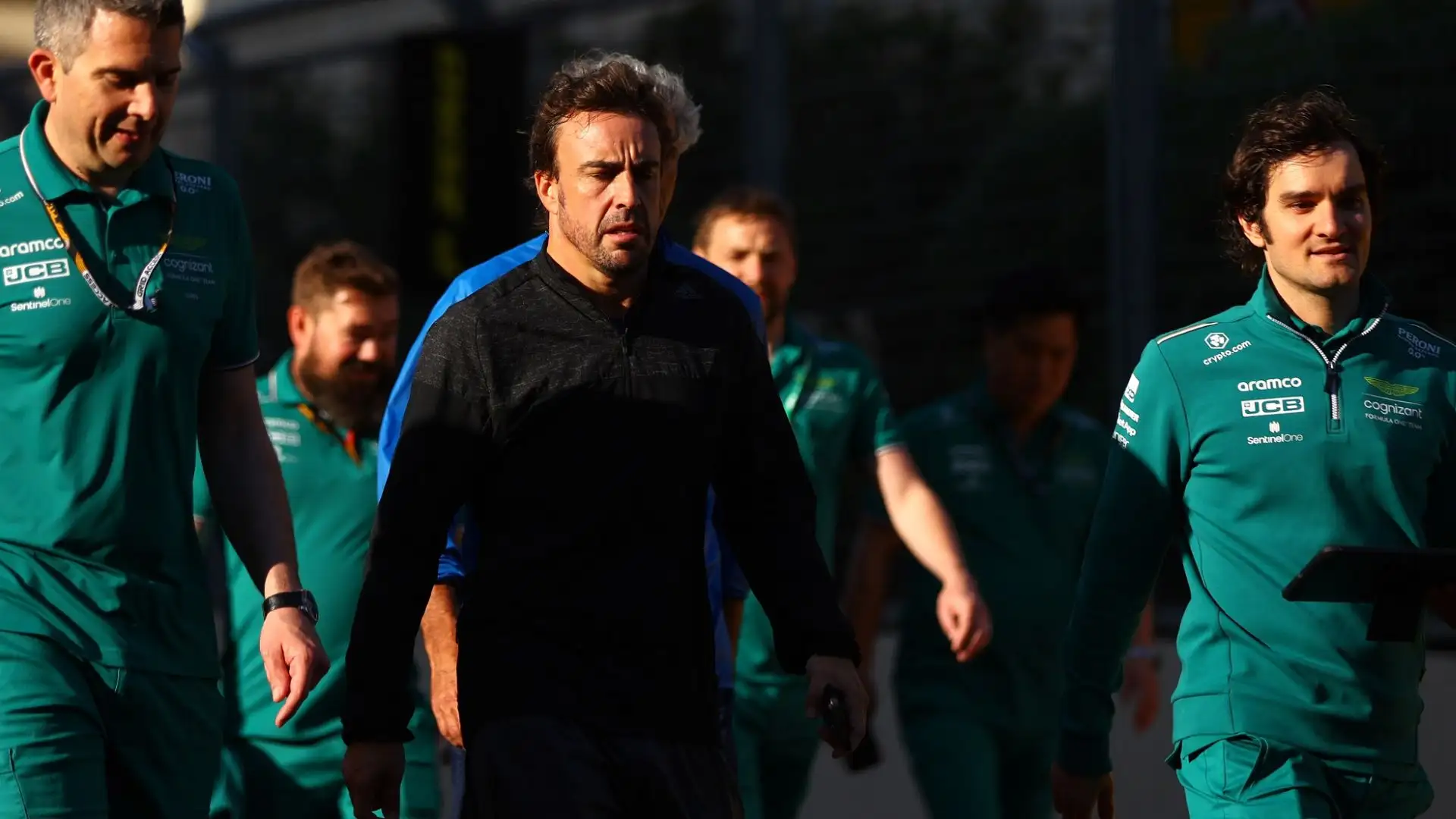 Fernando Alonso ha fatto una passeggiata insieme ai suoi meccanici