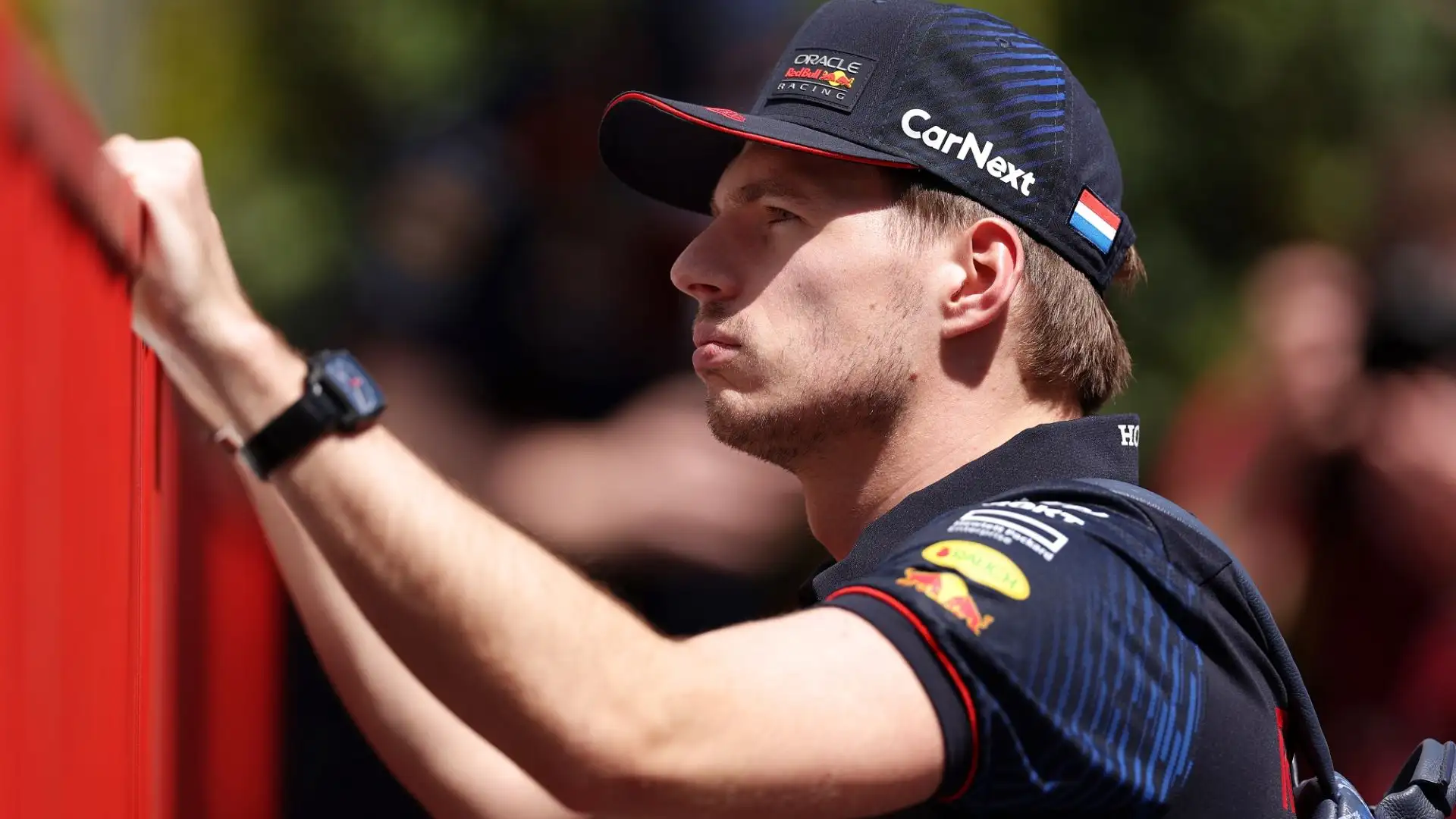Giro a piedi con zainetto per Max Verstappen 