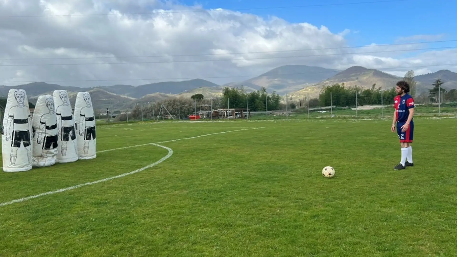 Posizionarsi in modo da prevedere una rincorsa diagonale di 3-4 metri. Osservare attentamente la posizione dell'arbitro.