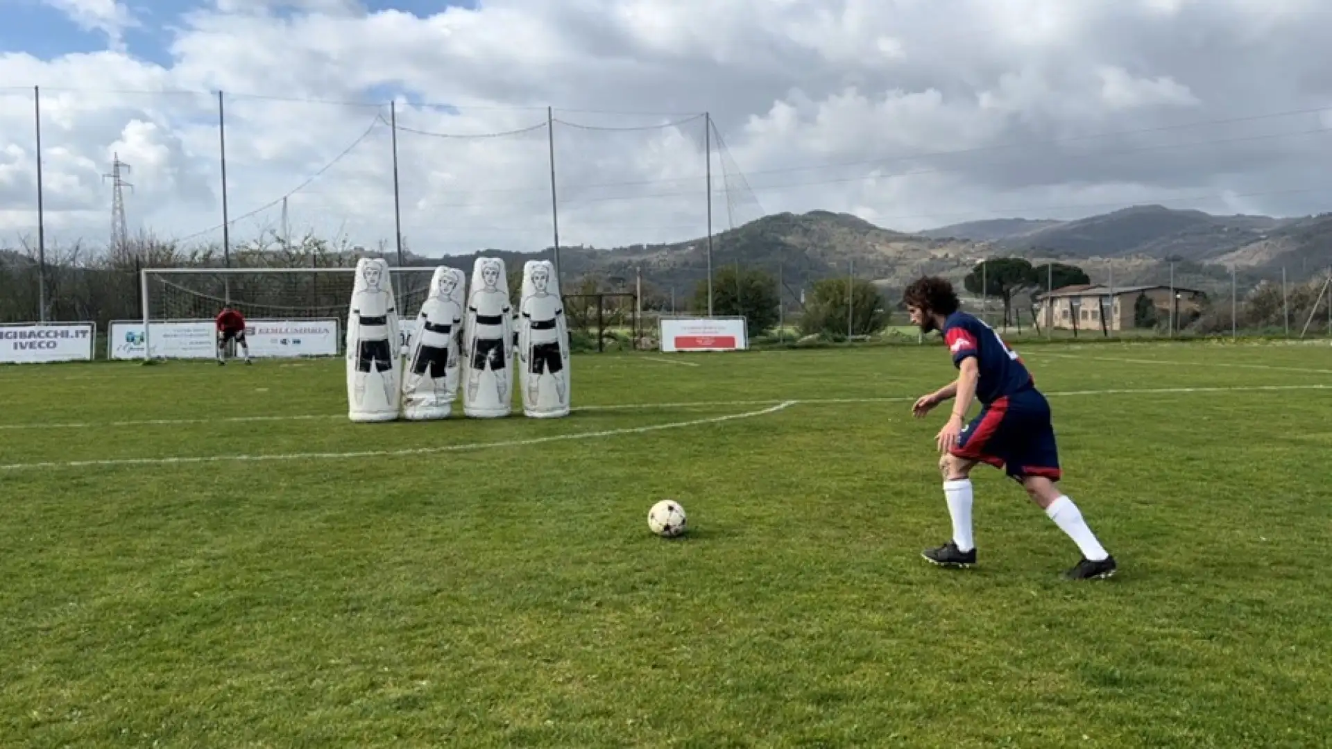 Prendere una rincorsa decisa per imprimere la giusta forza al pallone