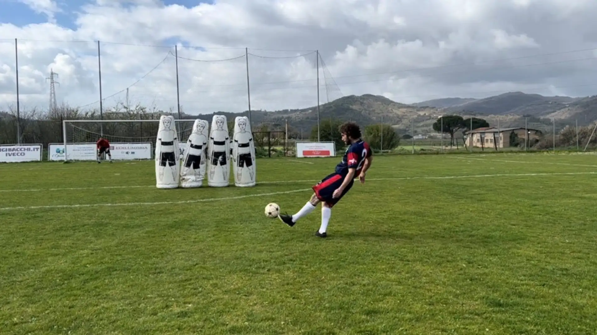 Per sorprendere il portiere sul proprio palo, bisogna colpire la palla con la parte interna del collo del piede, prestando attenzione al giusto angolo di apertura