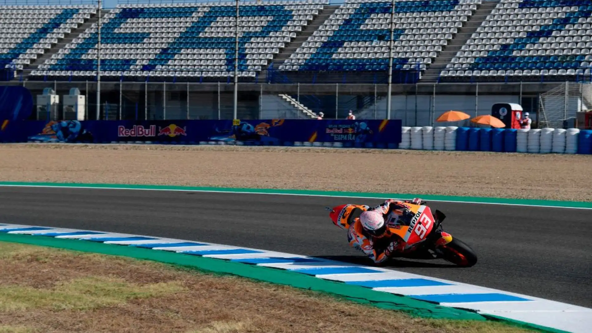 Nel Gp di Jerez del 2020 commette un errore e vola nella via di fuga dopo un violento High-Side. Si rialza dolorante e tenendosi il braccio