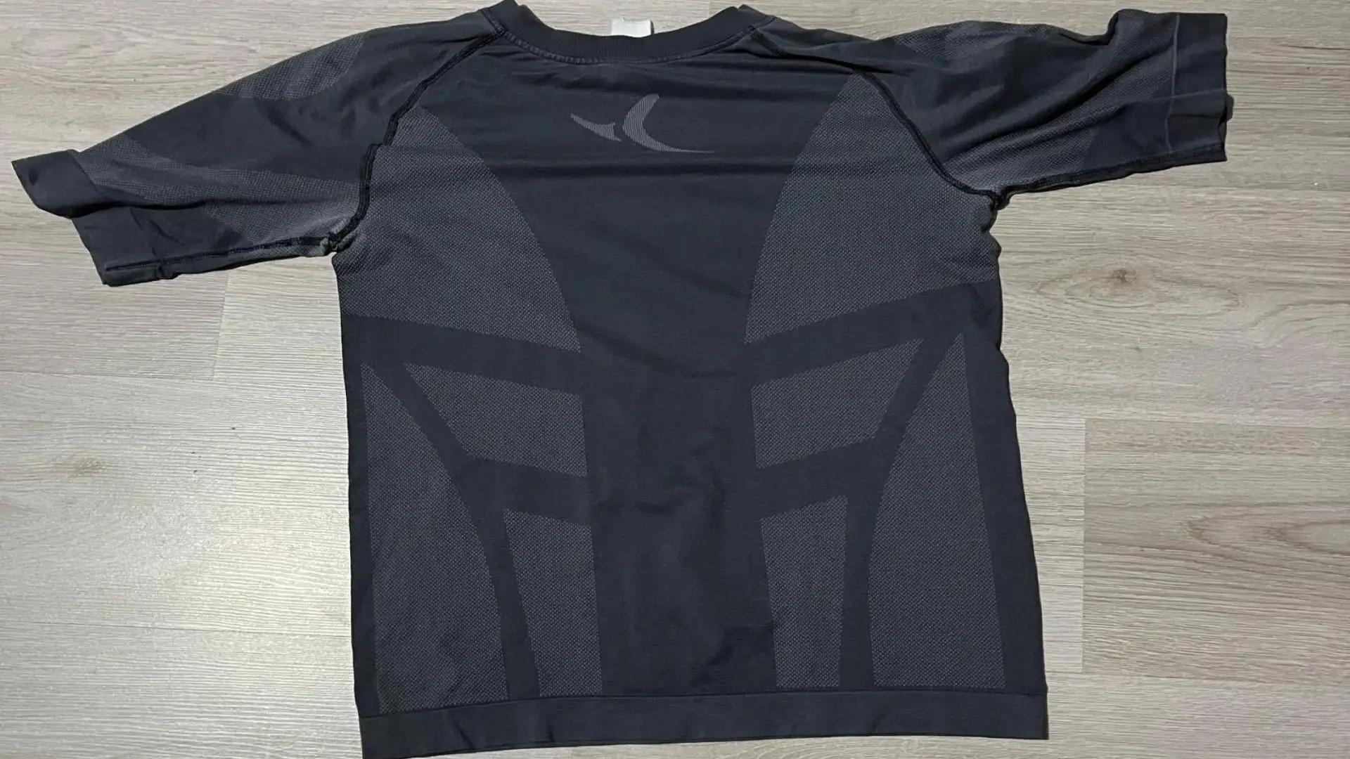 Maglia termica a maniche corte per mantenere costanti umidità e temperatura corporea