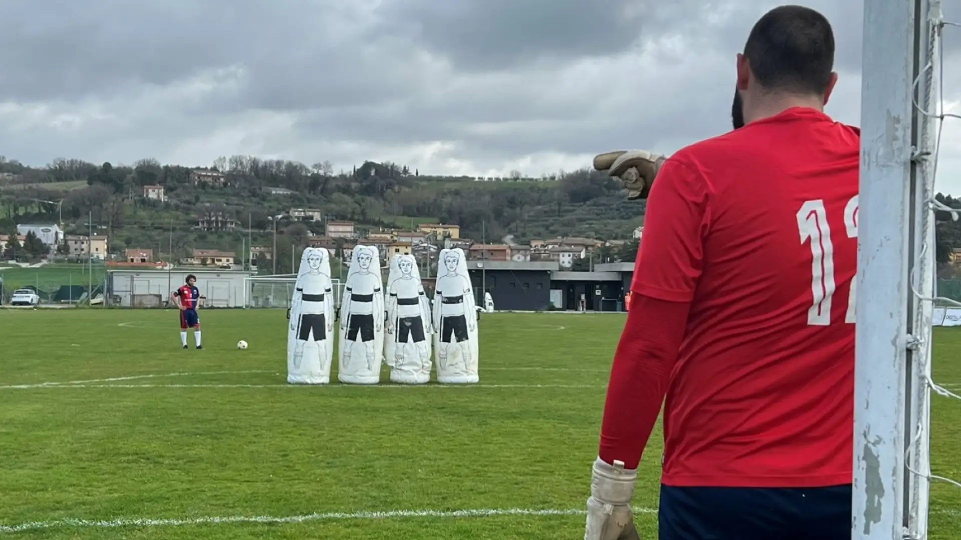 Il portiere inizia a posizionare la barriera mettendosi vicino al palo più vicino al pallone