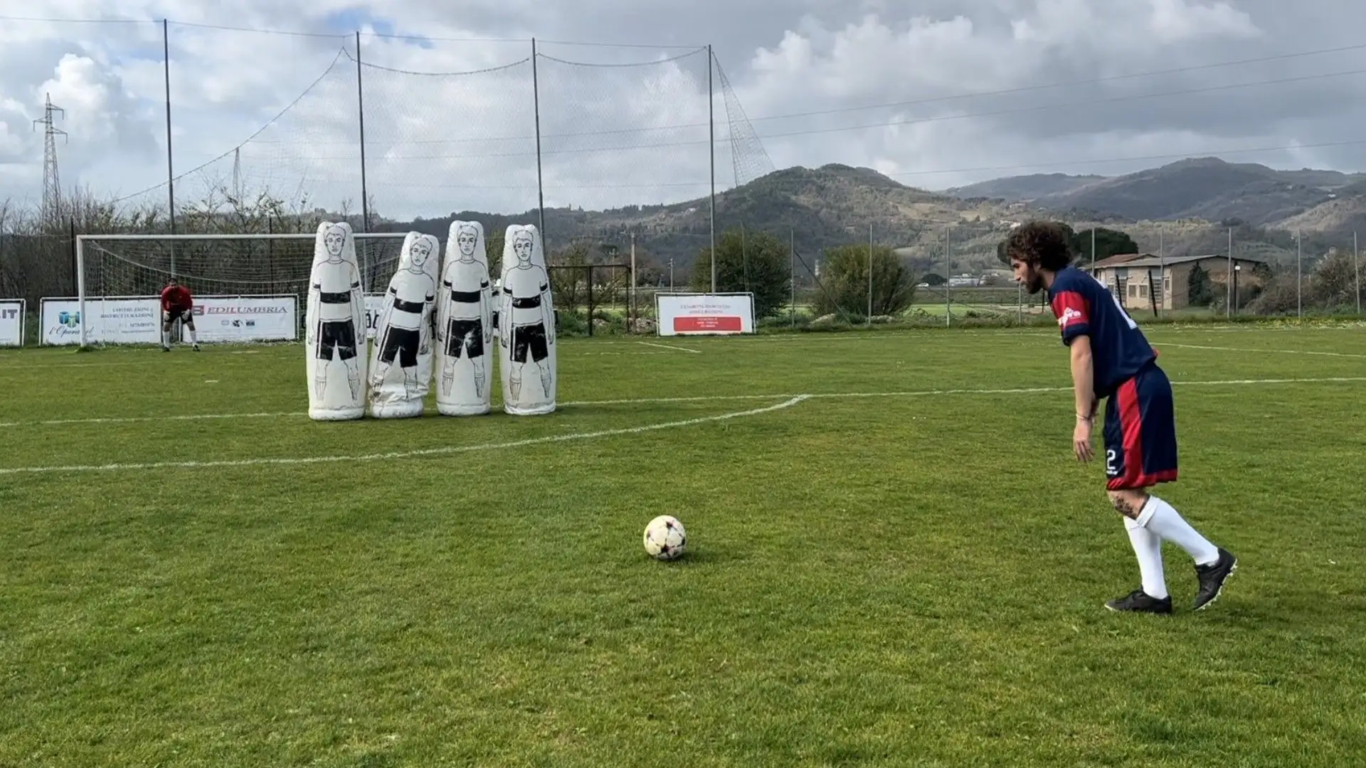 Se, invece, sul pallone andrà un calciatore mancino, la barriera non dovrà essere troppo esterna alla linea del palo