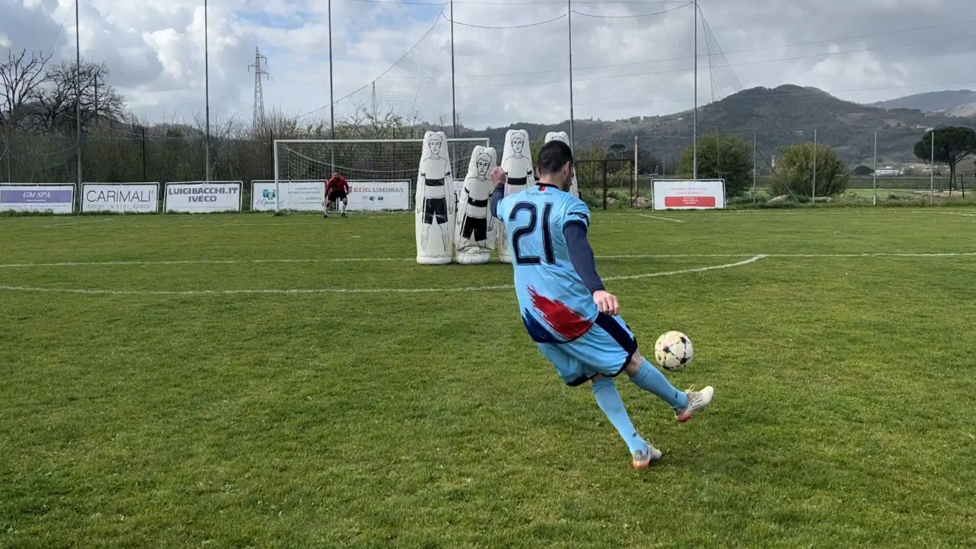 Se sulla palla si posiziona un avversario che calcerà con il piede destro, il portiere dovrà indicare ad un calciatore in barriera di correre verso il pallone dopo il fischio dell'arbitro