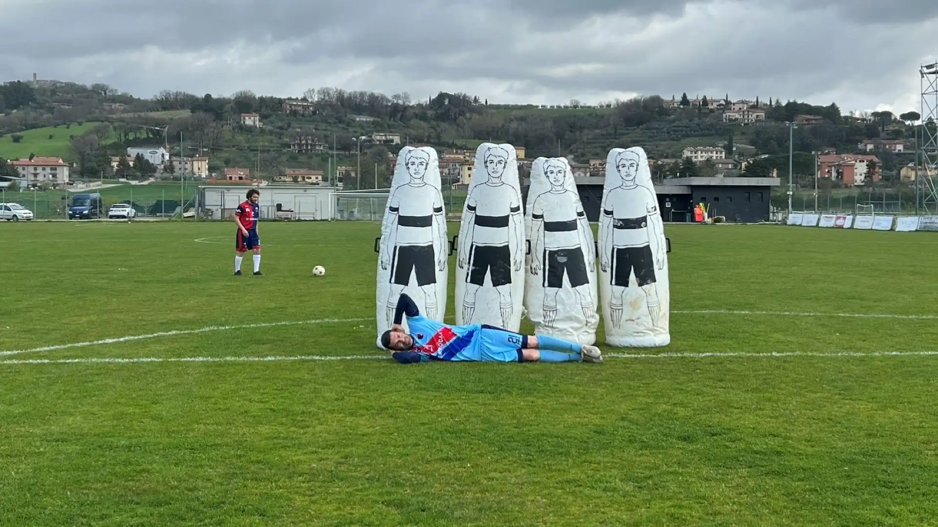 E' molto importante posizionare un calciatore vicino alle gambe dei giocatori in barriera, steso a terra come un coccodrillo. Questo serve ad impedire che il pallone passi sotto la barriera