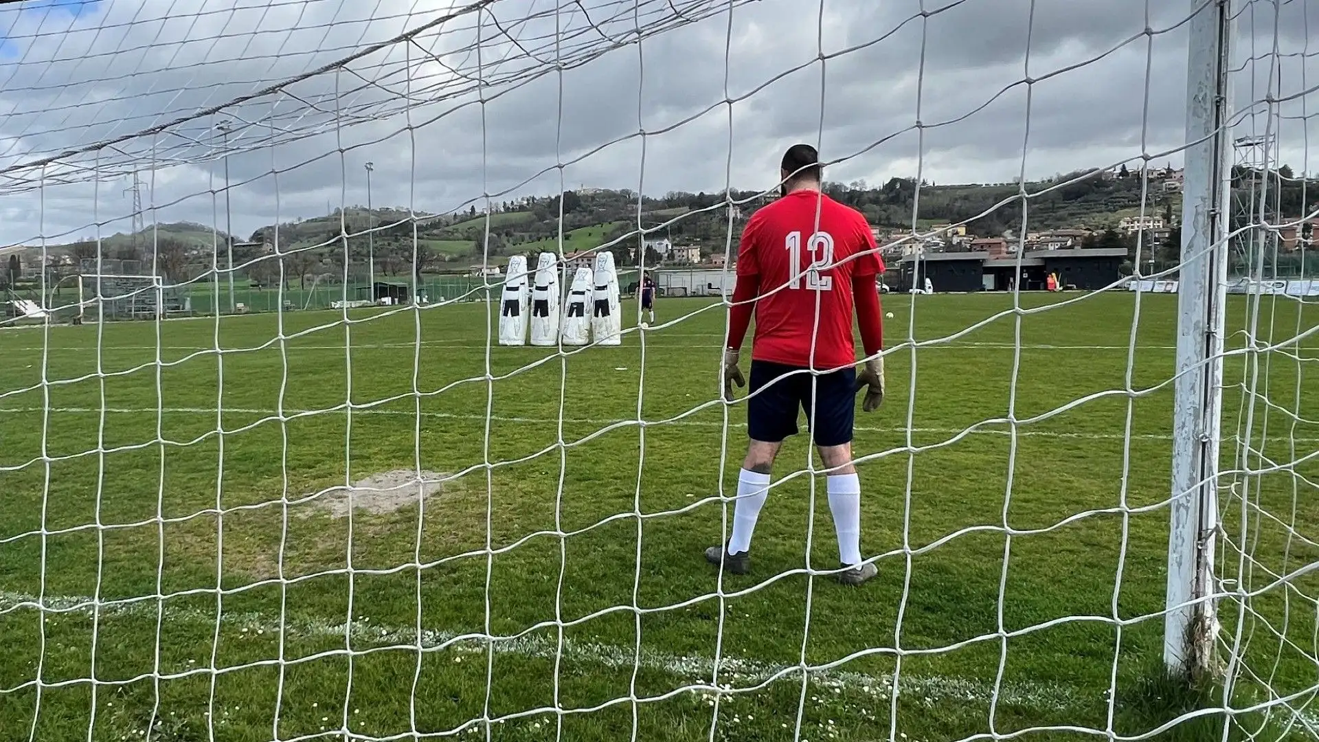 Il portiere, prima che l'arbitro fischi, deve assicurarsi di avere una buona visibilità sul pallone