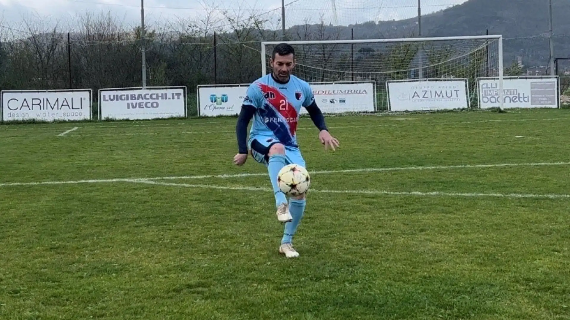 Il controllo con il collo del piede è uno dei più difficoltosi, perché la superficie di contatto con la palla è molto ridotta e presuppone capacità coordinative avanzate come l'equilibrio.