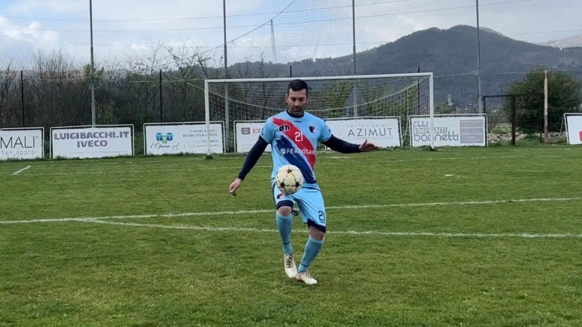 Un altro controllo è quello effettuato con la coscia della gamba, presuppone un buon livello di forza di gambe e sensibilità tecnica per assorbire l'energia della palla.
