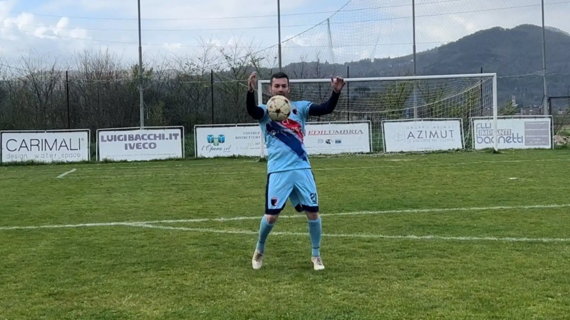 Il controllo di petto frontale si realizza quando si ha la necessita di portare avanti rispetto alla propria posizione una palla che non può essere controllata in altra maniera.
