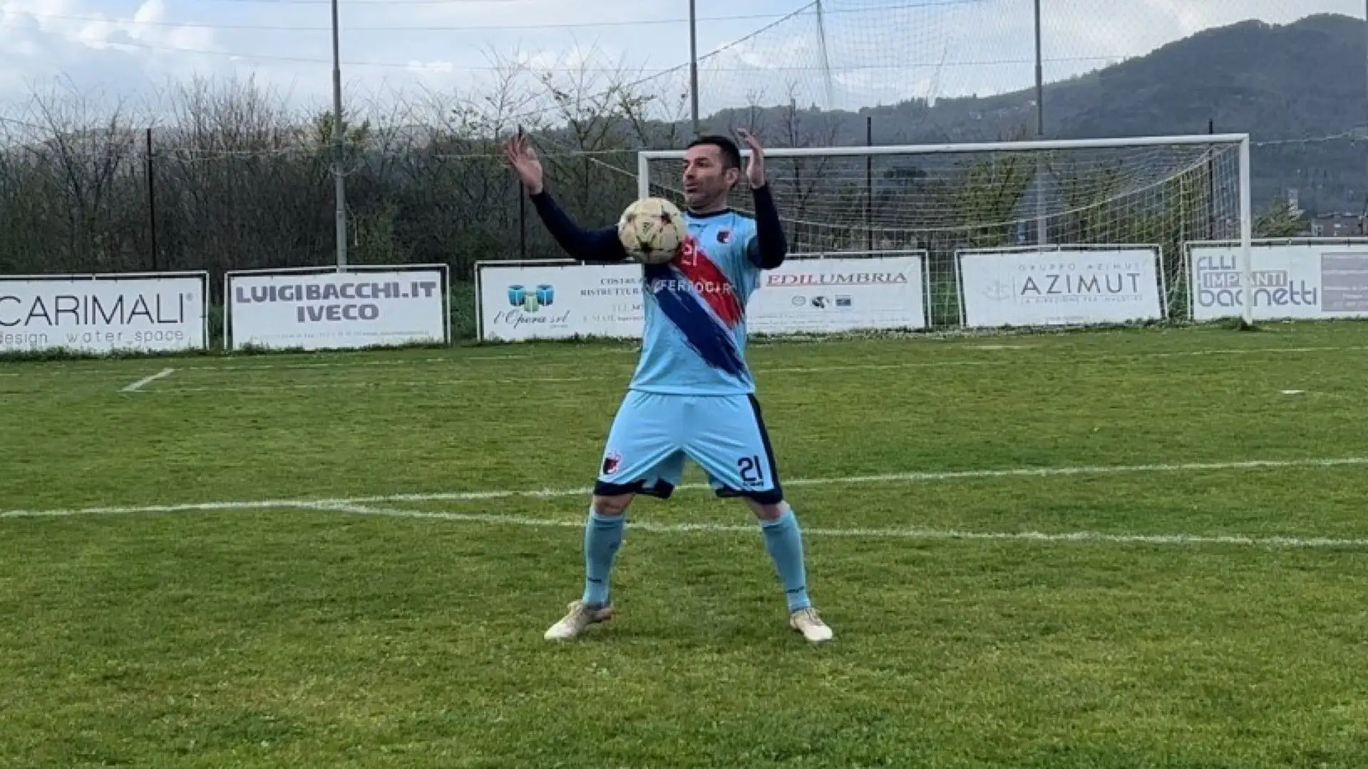Il controllo di petto orientato ha la stessa funzione del controllo frontale, con la differenza della torsione del busto per orientare la direzione della palla.