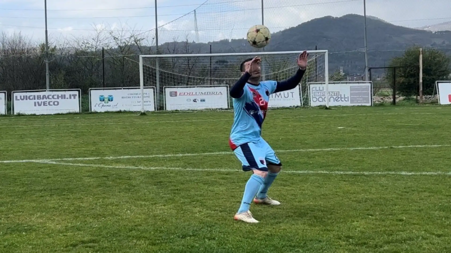 Il controllo di testa viene effettuato quando una palla arriva dall'alto, fondamentale è la posizione accosciata delle gambe che consente di effettuare un movimento in controtempo per ammortizzare la palla.