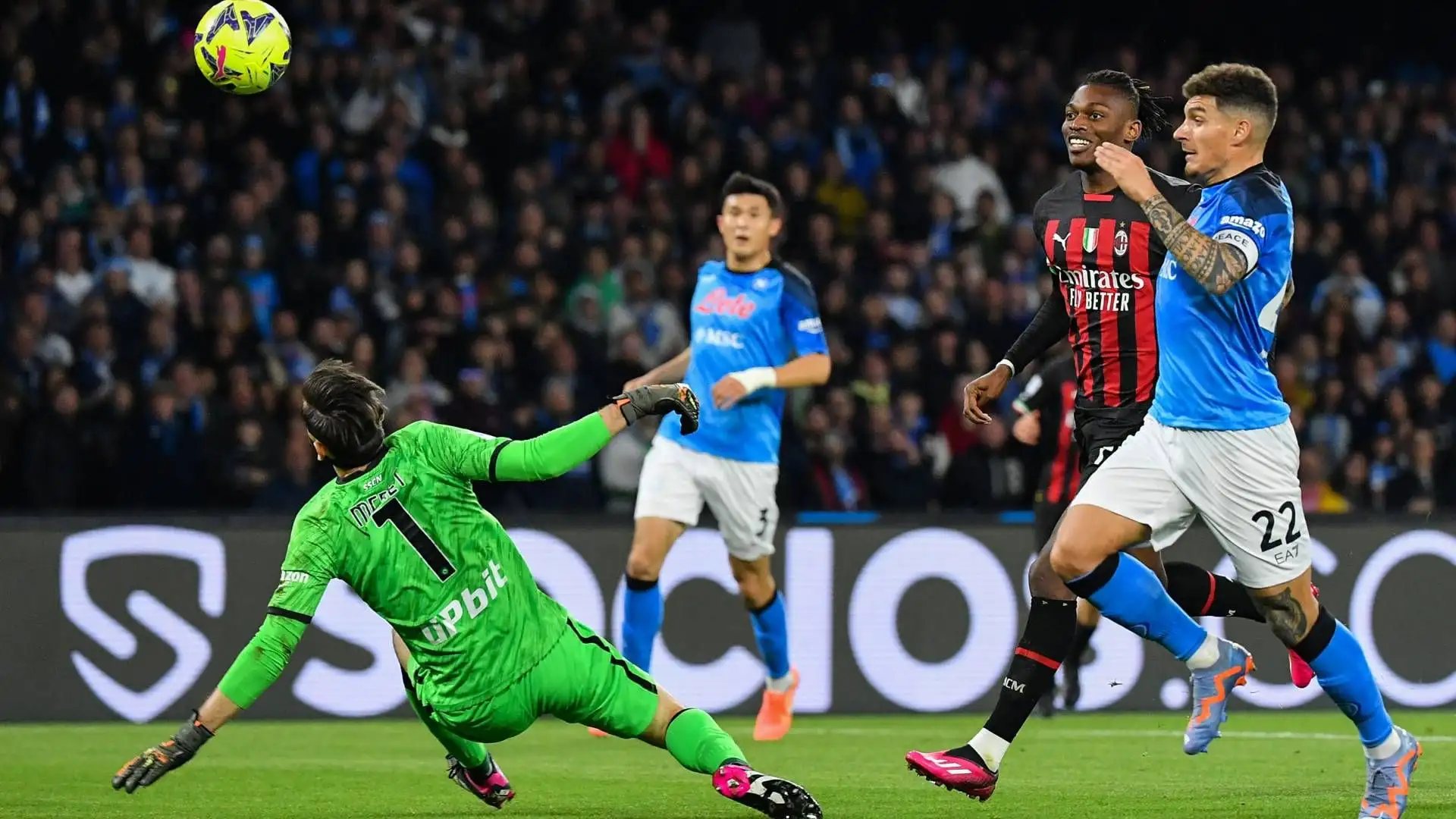 In foto il morbido cucchiao di Leao che ha sbloccato il match 