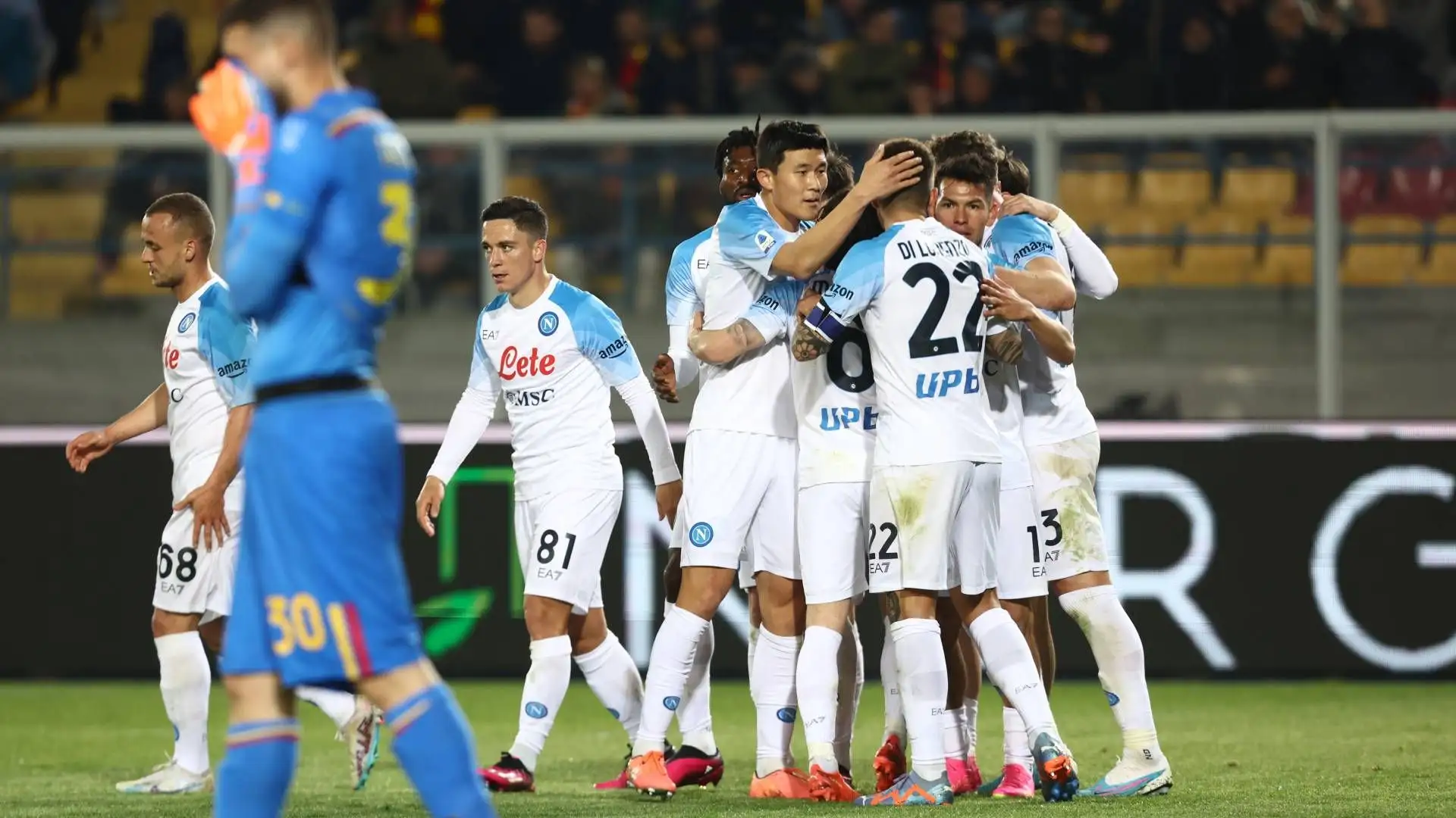 Protagonista dello sfortunato episodio il portiere del Lecce Wladimiro Falcone che non ha trattenuto un retropassaggio di petto del suo compagno Gallo
