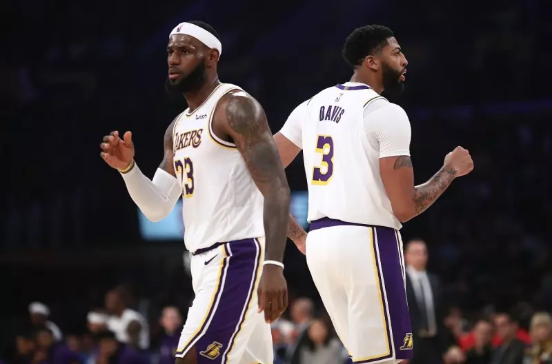 NBA, Lakers vincenti nel segno del duo James-Davis