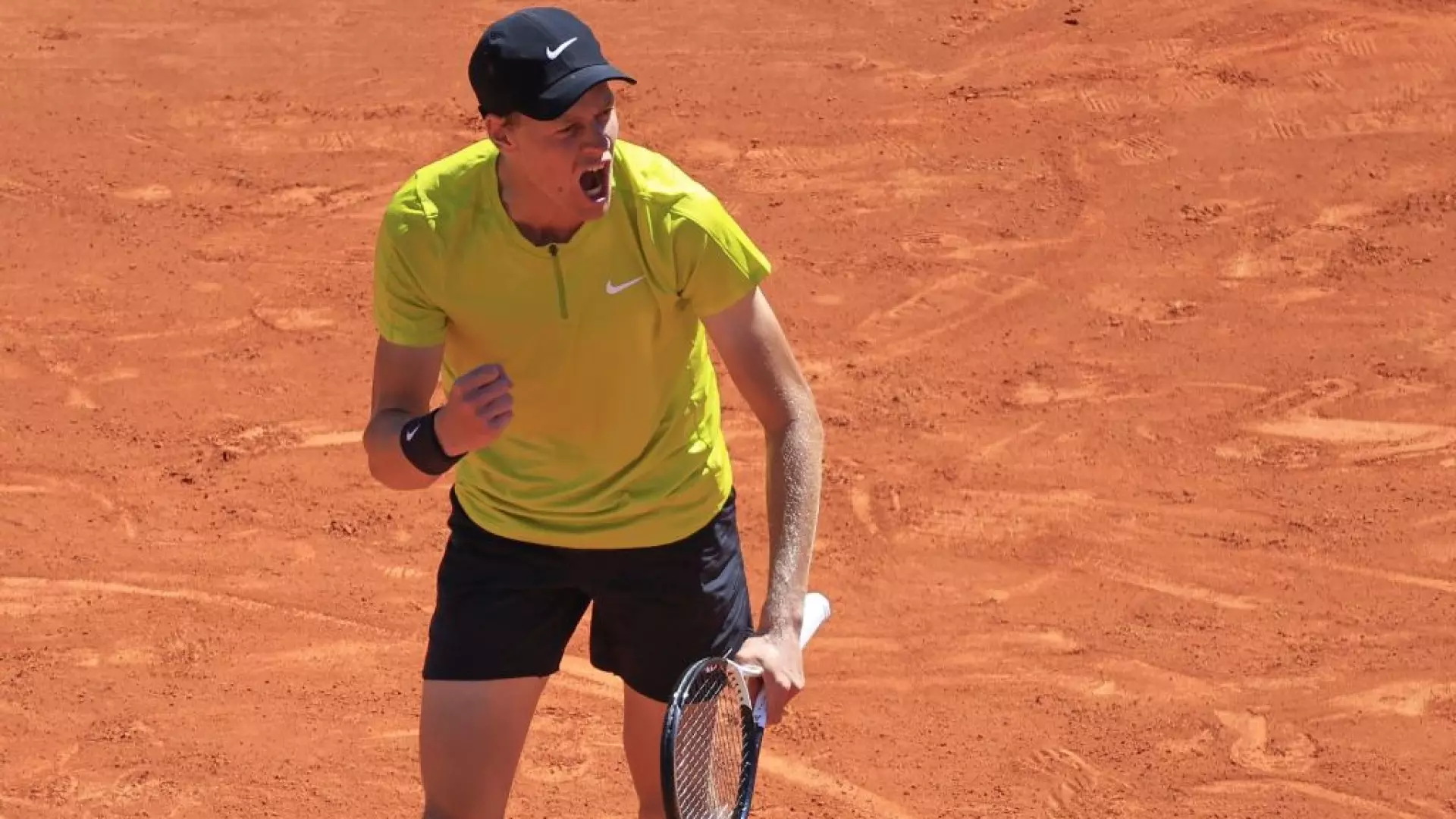 Monte Carlo, Jannik Sinner annulla un match-point e batte Hubert Hurkacz