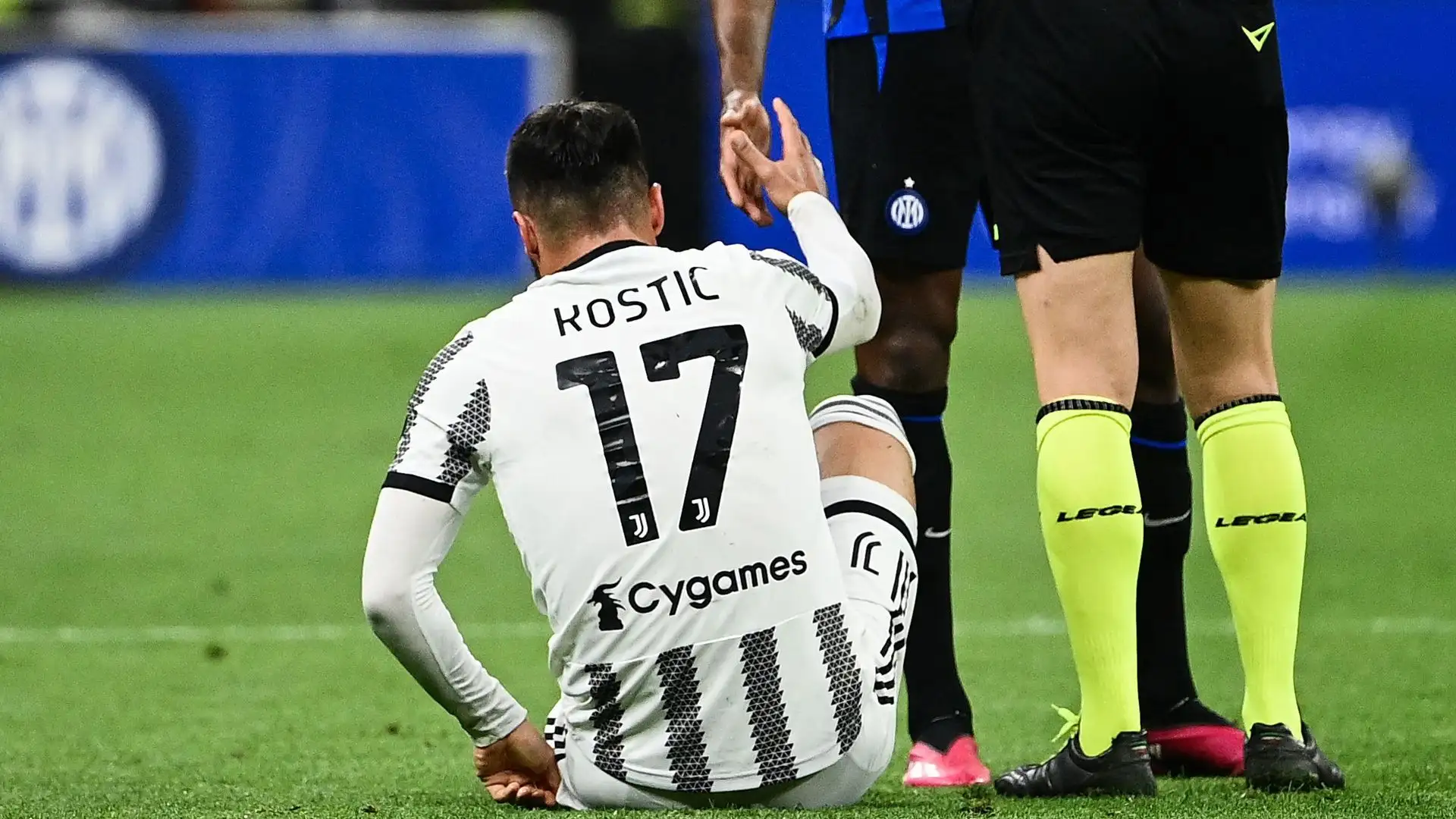 Kostic si fa aiutare a rialzarsi