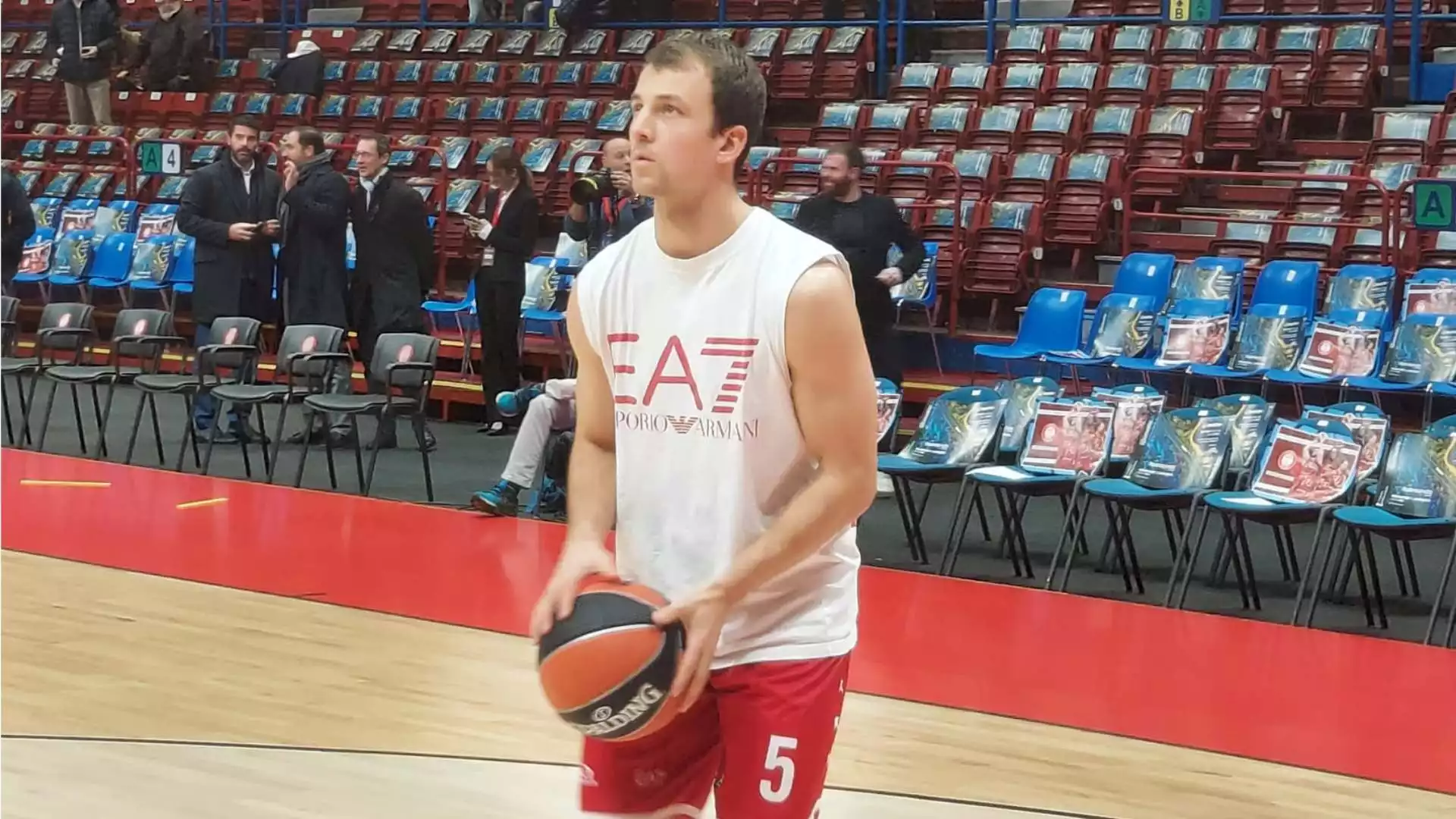 Olimpia Milano, Kevin Pangos rimanda la Virtus Bologna