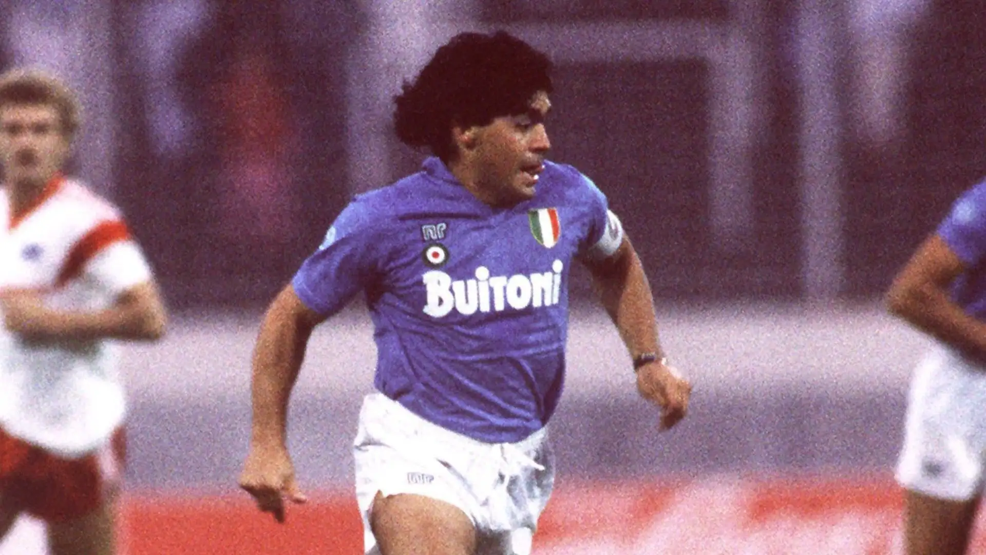 Diego Armando Maradona (Argentinos Juniors, Boca Juniors, Barcellona, Napoli, Siviglia, Newell's Old Boys)
