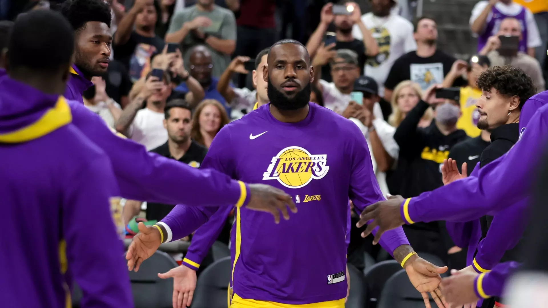 NBA, vittoria dei LA Lakers contro le riserve di Phoenix