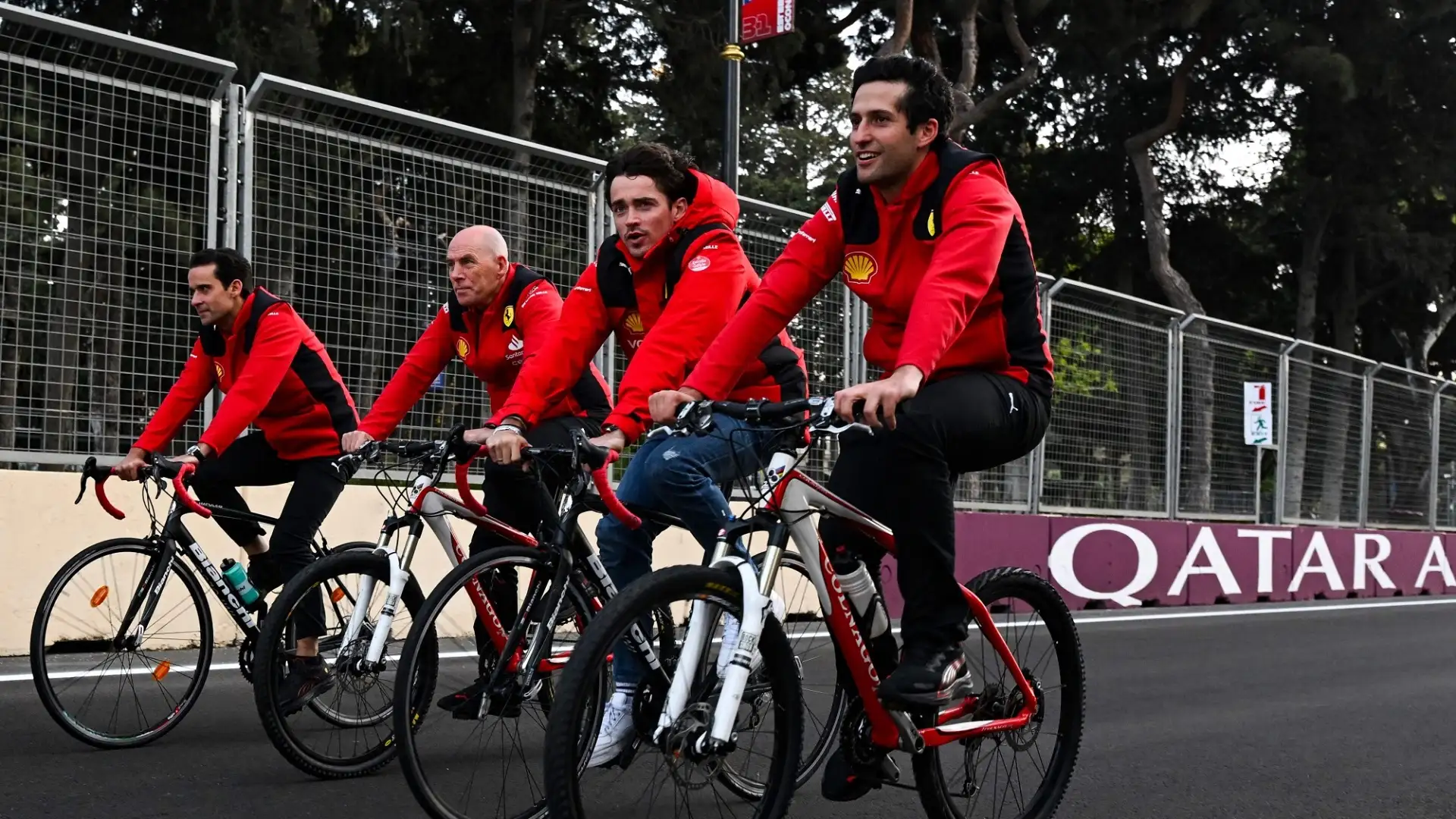Il pilota della Ferrari Charles Leclerc ha scelto la bicicletta