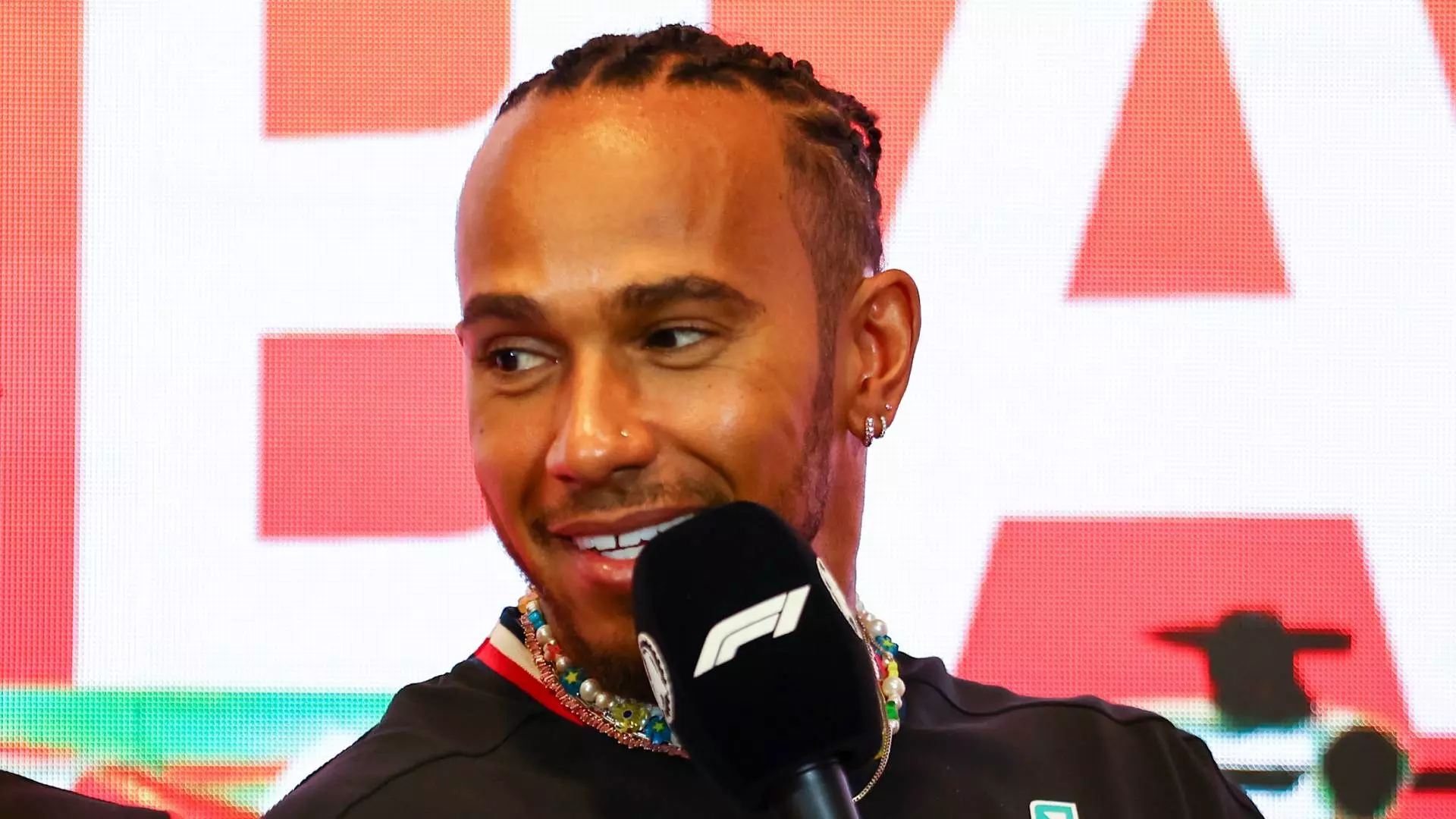 F1, Mercedes: Lewis Hamilton ha un motivo per sorridere