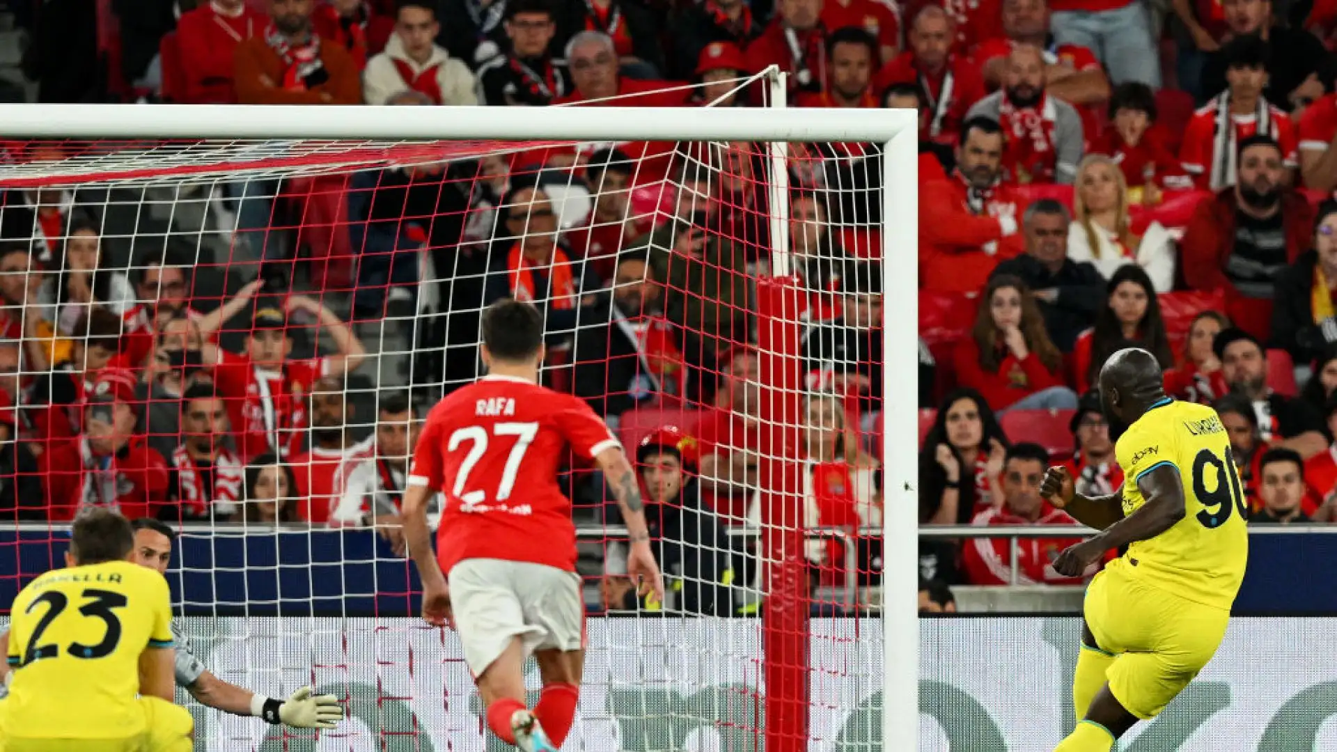 Lukaku ormai festeggia sempre con il saluto militare e poi il dito indice davanti alla bocca.