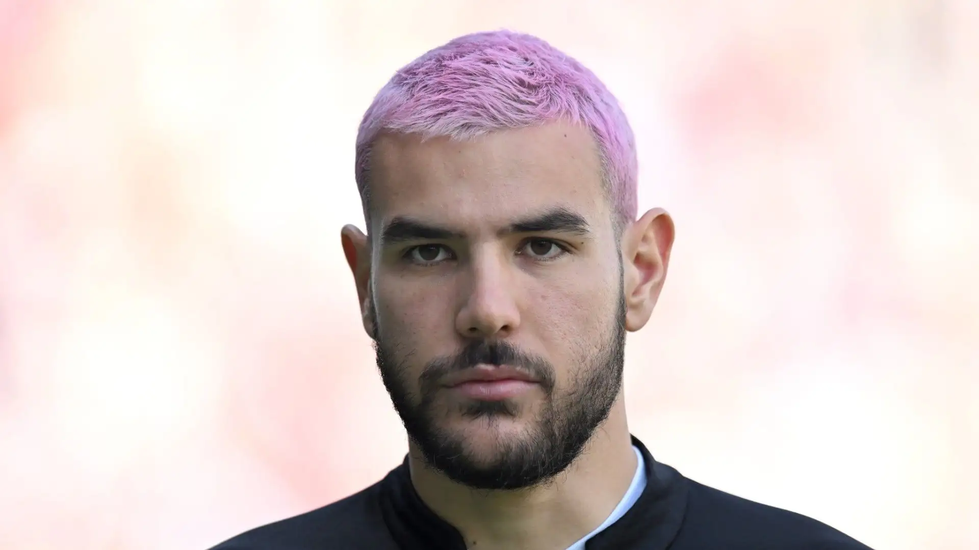 Theo Hernandez ha stupito tutti con i capelli rosa. Pioli non l'ha schierato titolare