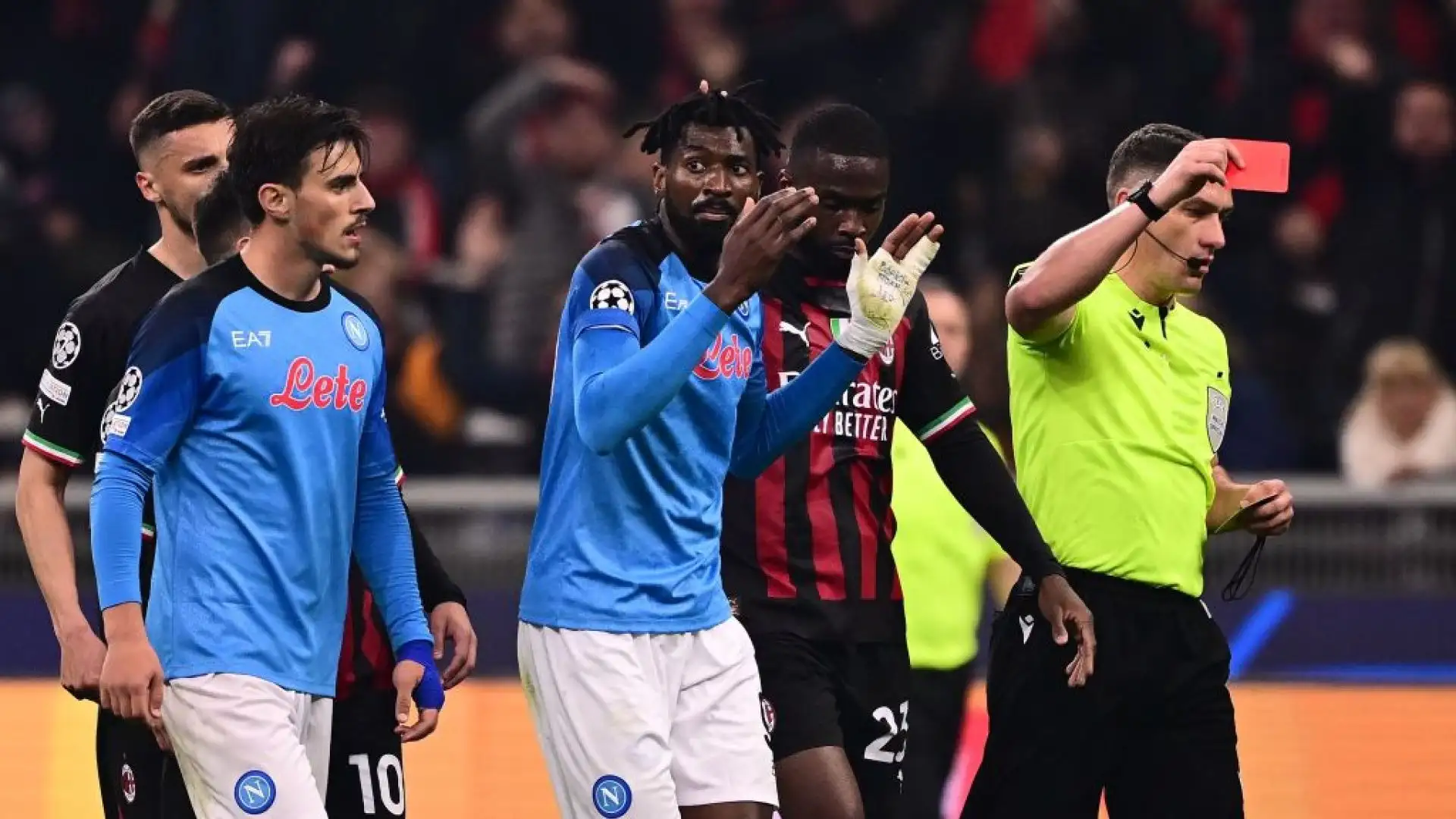 Anguissa a un quarto d'ora dal termine è stato espulso.