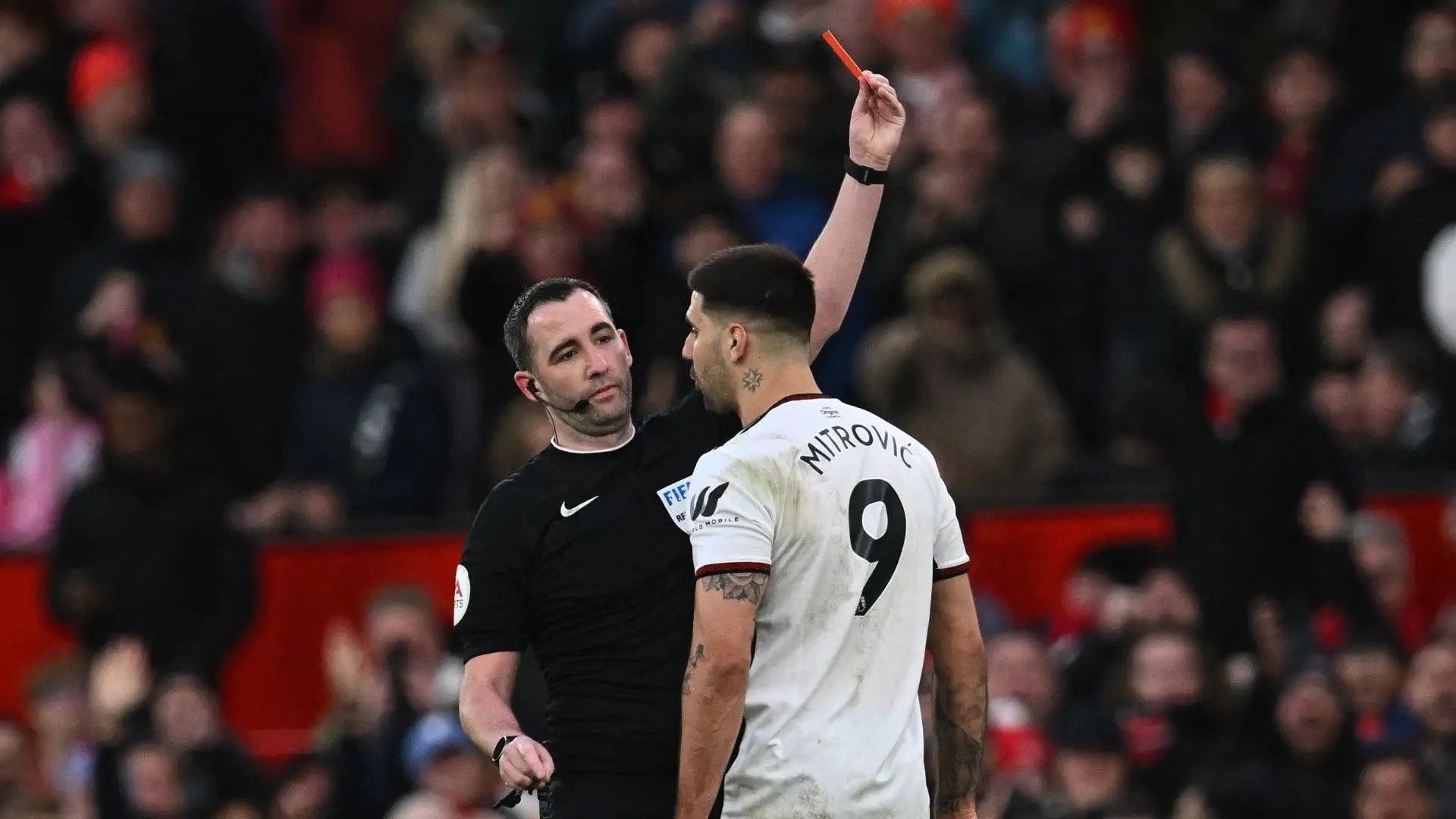 Ecco l'arbitro che espelle Mitrović 