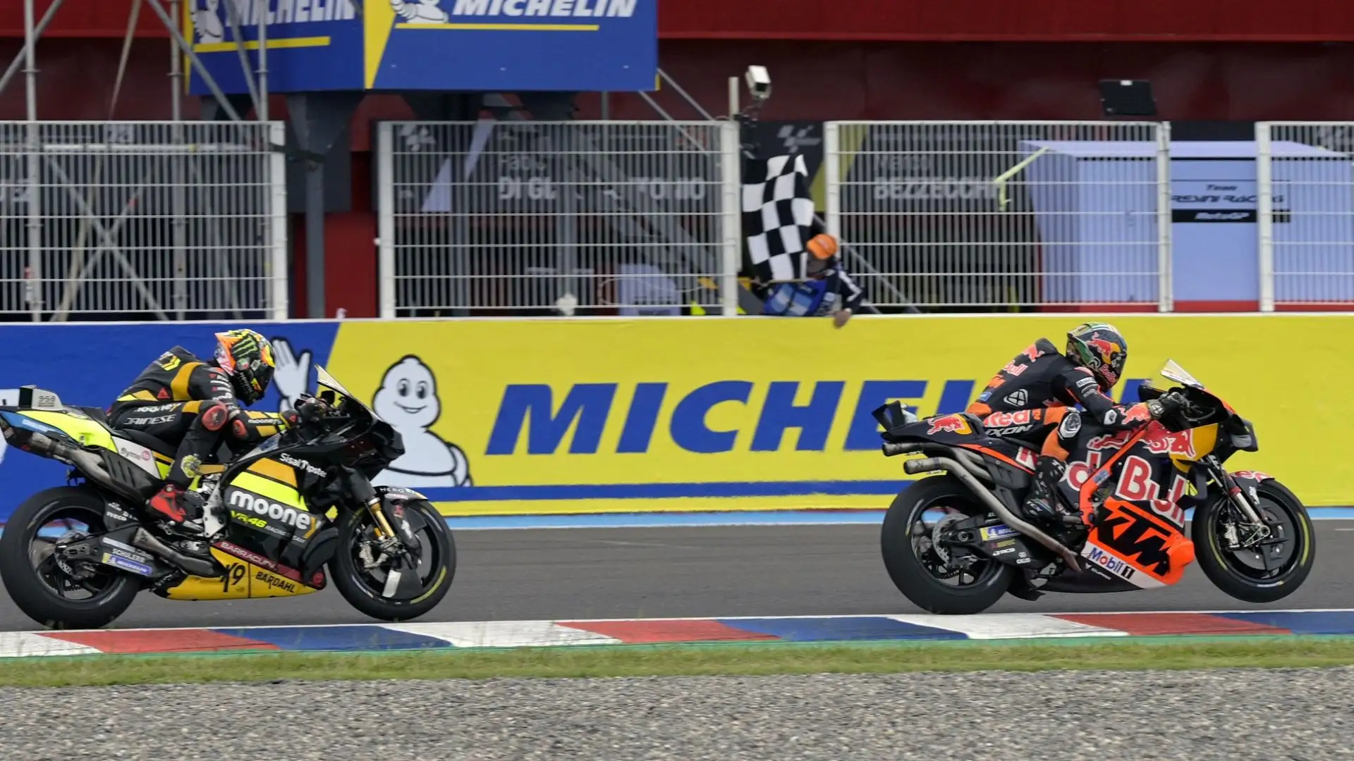 L'arrivo in volata di Binder, che ha preceduto Bezzecchi di pochi millesimi