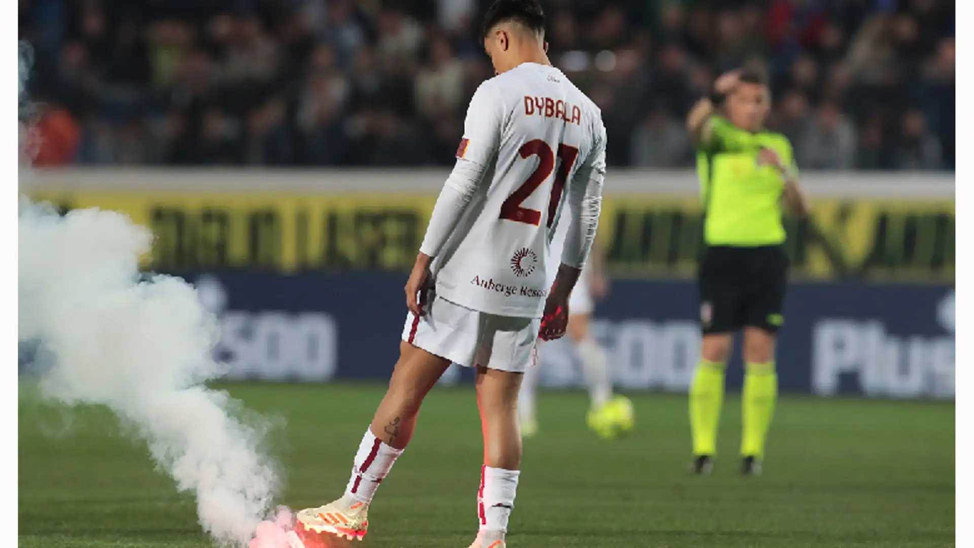 Paulo Dybala alle prese con un fumogeno