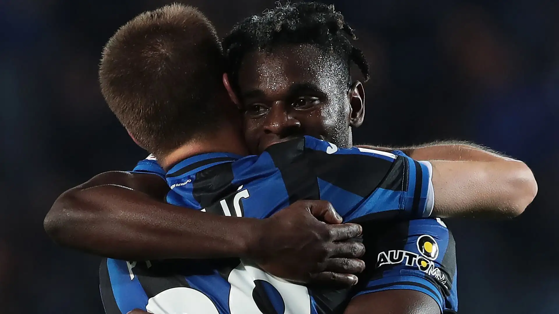 Gli atalantini gioiscono: Zapata abbraccia Pasalic, l'autore del primo gol