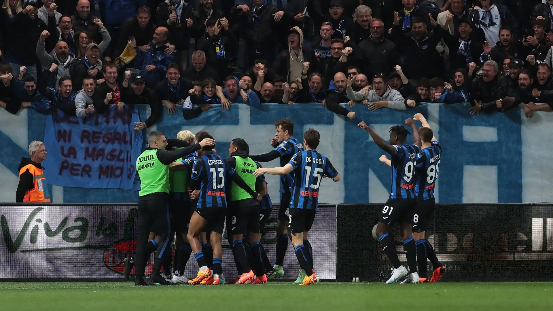 La gioia dei nerazzurri sotto alla curva